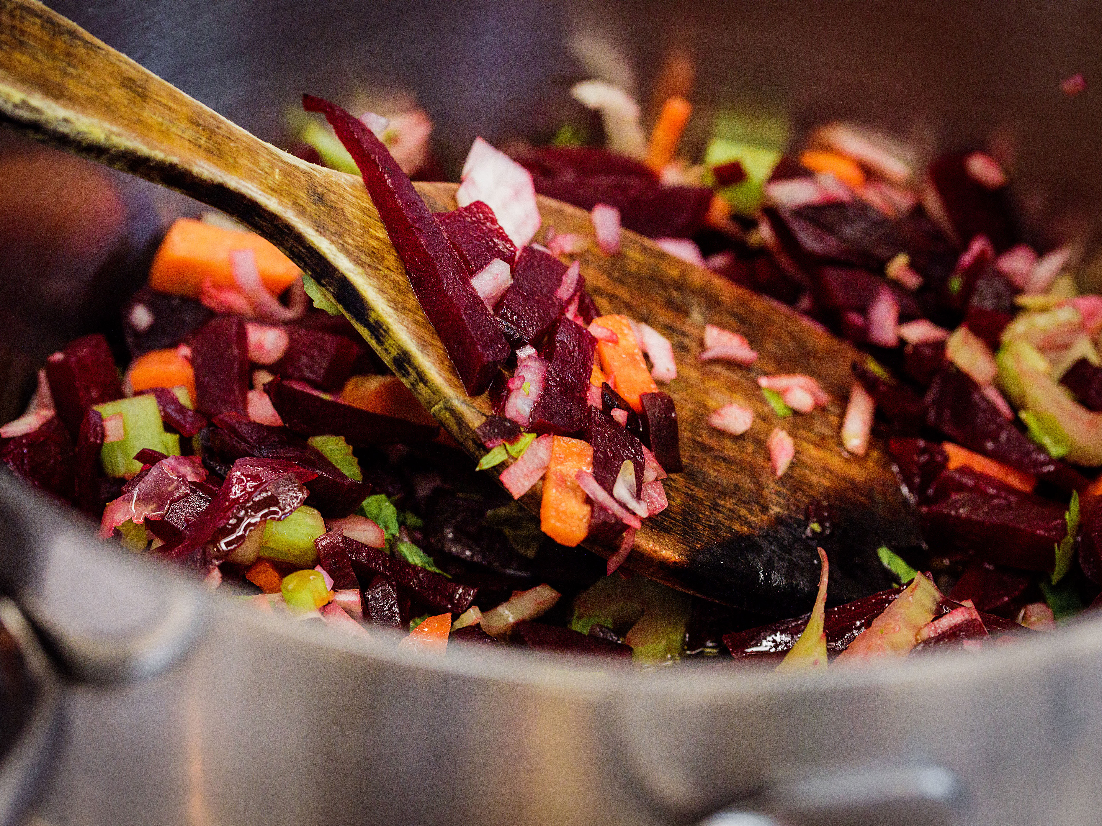Schritt 2: Wenn die Gemüse weich sind, Tomatenpüree hinzufügen