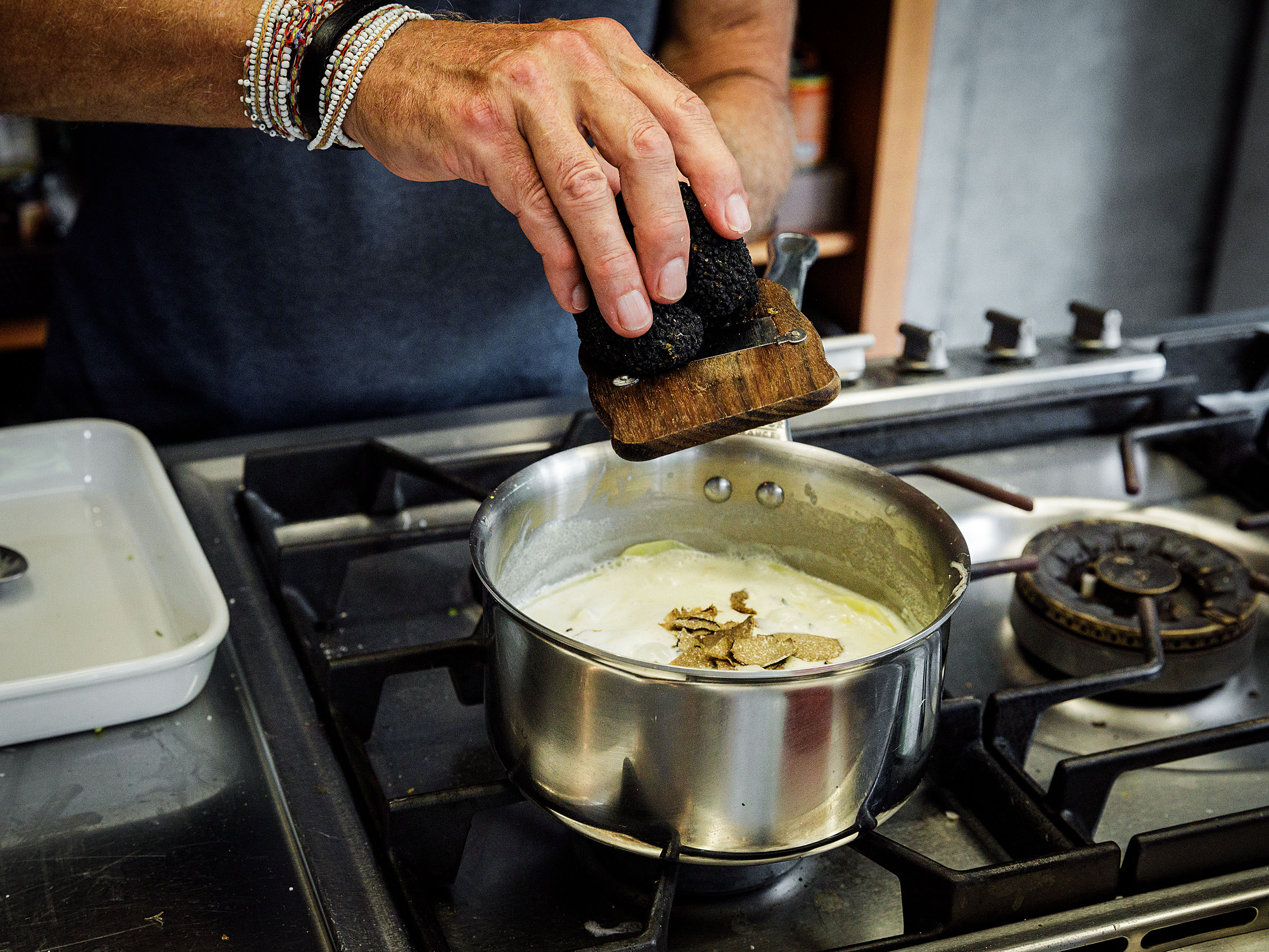 Schritt 2: Milch-Rahm-Mischung für Kartoffelgratin mit Trüffel aufkochen 