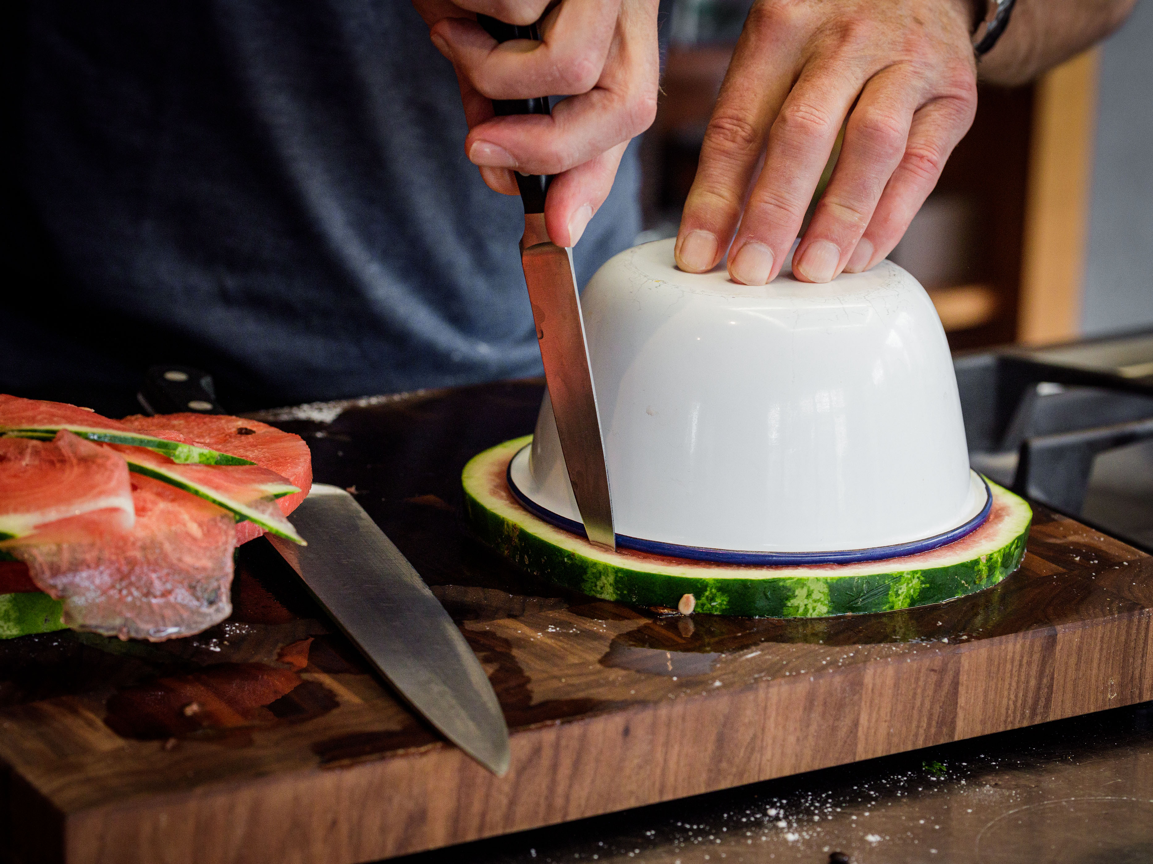 Schritt 1: Je nach gewünschter Tortenform aus den Melonenscheiben Rechtecke oder Kreise schneiden