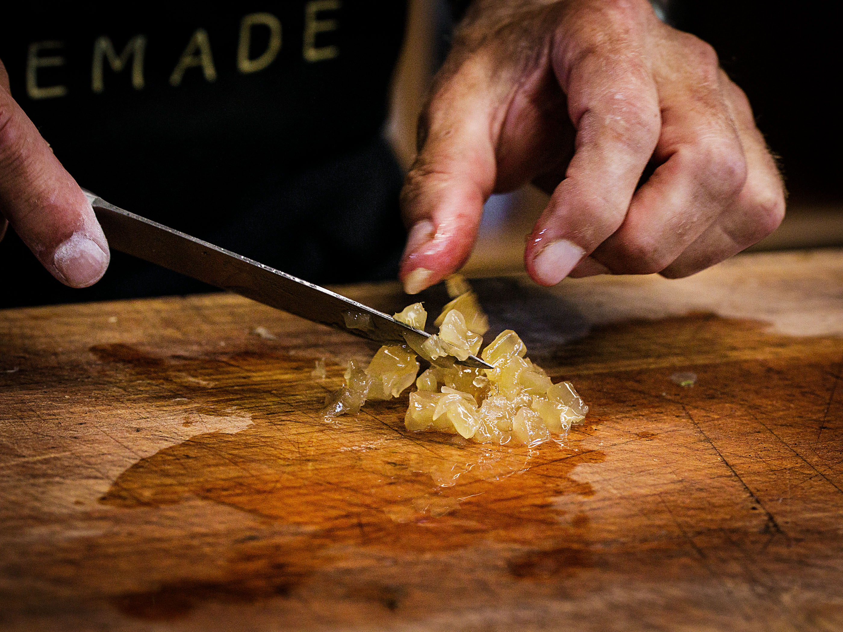 Schritt 3: Ingwer in kleine stücke schneiden