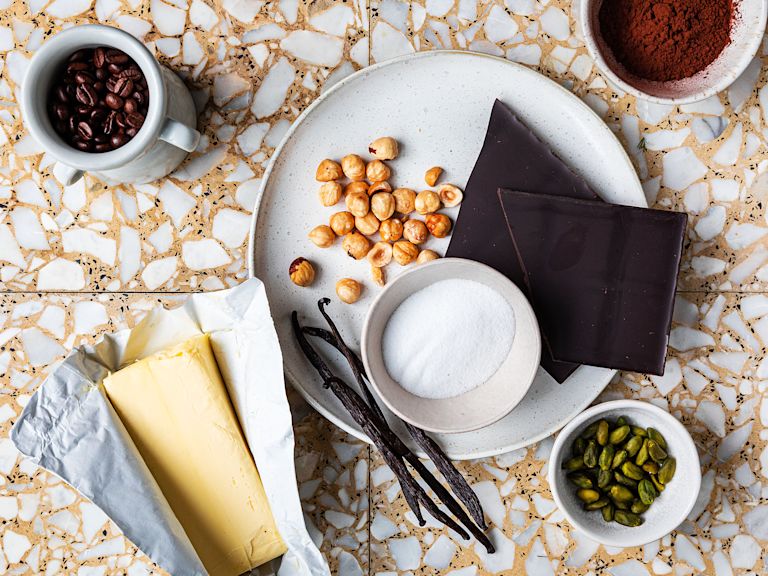 Schritt 2: Schokokadenmasse für Drei-Bohnen-Schokoladenkuchen mit Vanillerahm zubereiten.  Schritt 2: Schokokadenmasse für Drei-Bohnen-Schokoladenkuchen mit Vanillerahm zubereiten.