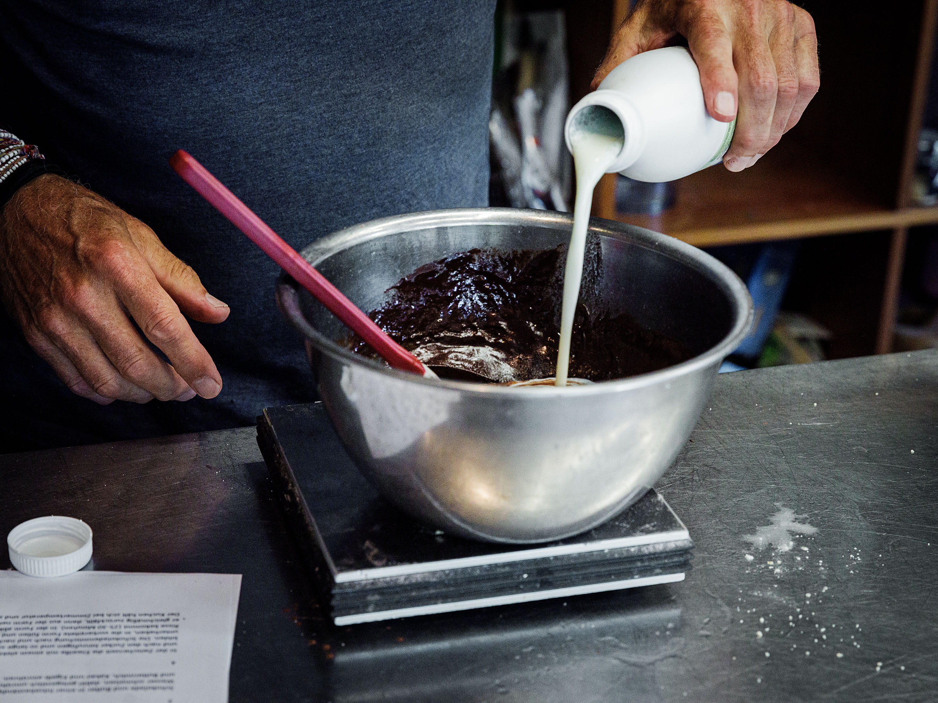 Schritt 2: Schokolade für Glutenfreien Schoko-Haselnuss-Buttermilch-Kuchen schmelzen 