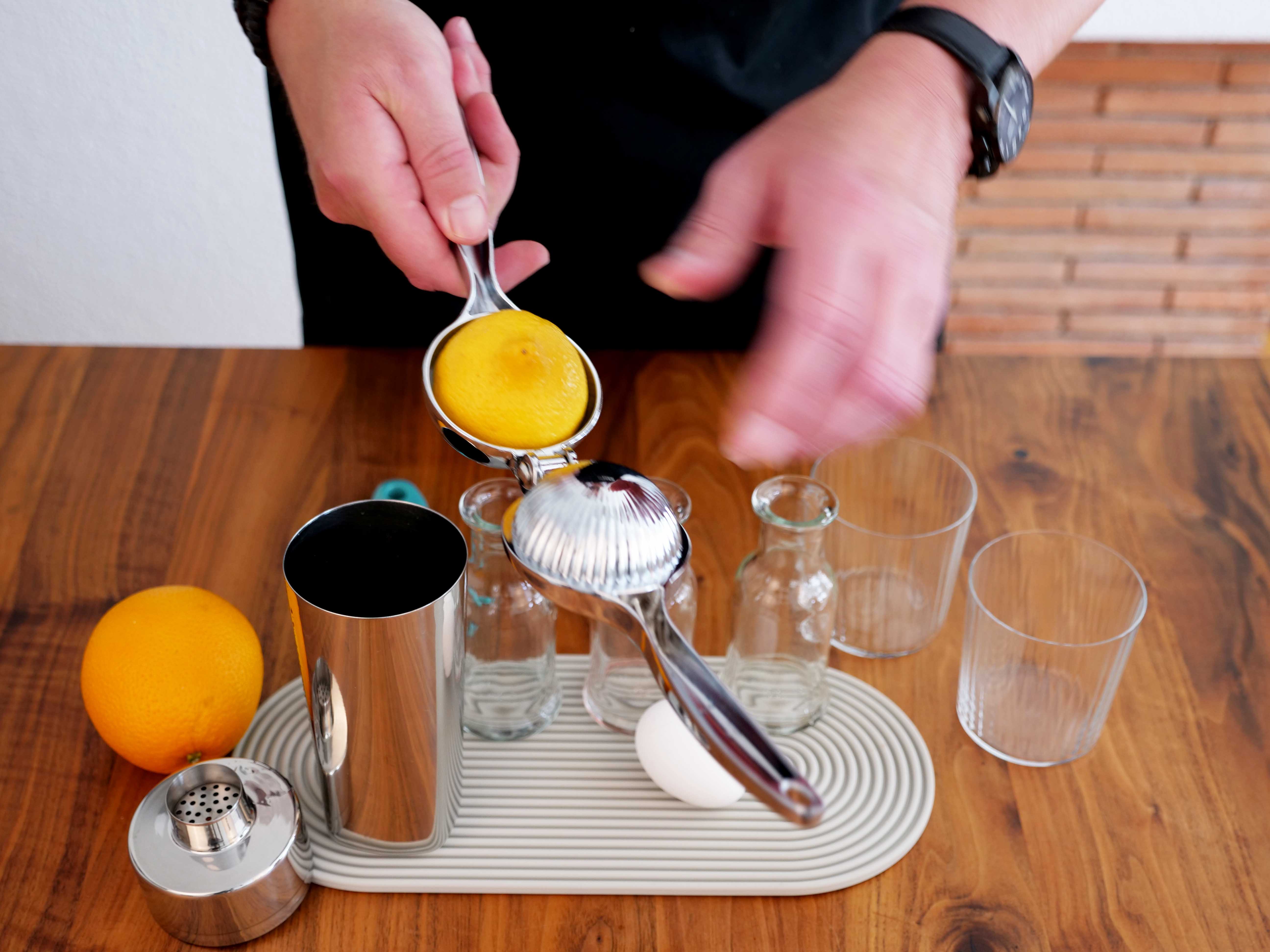 2. Zitrone auspressen