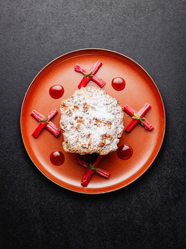 Rhabarberstreusselkuchen mit Haselnussstreuseln Rezept Rhabarberstreusselkuchen mit Haselnussstreuseln Rezept