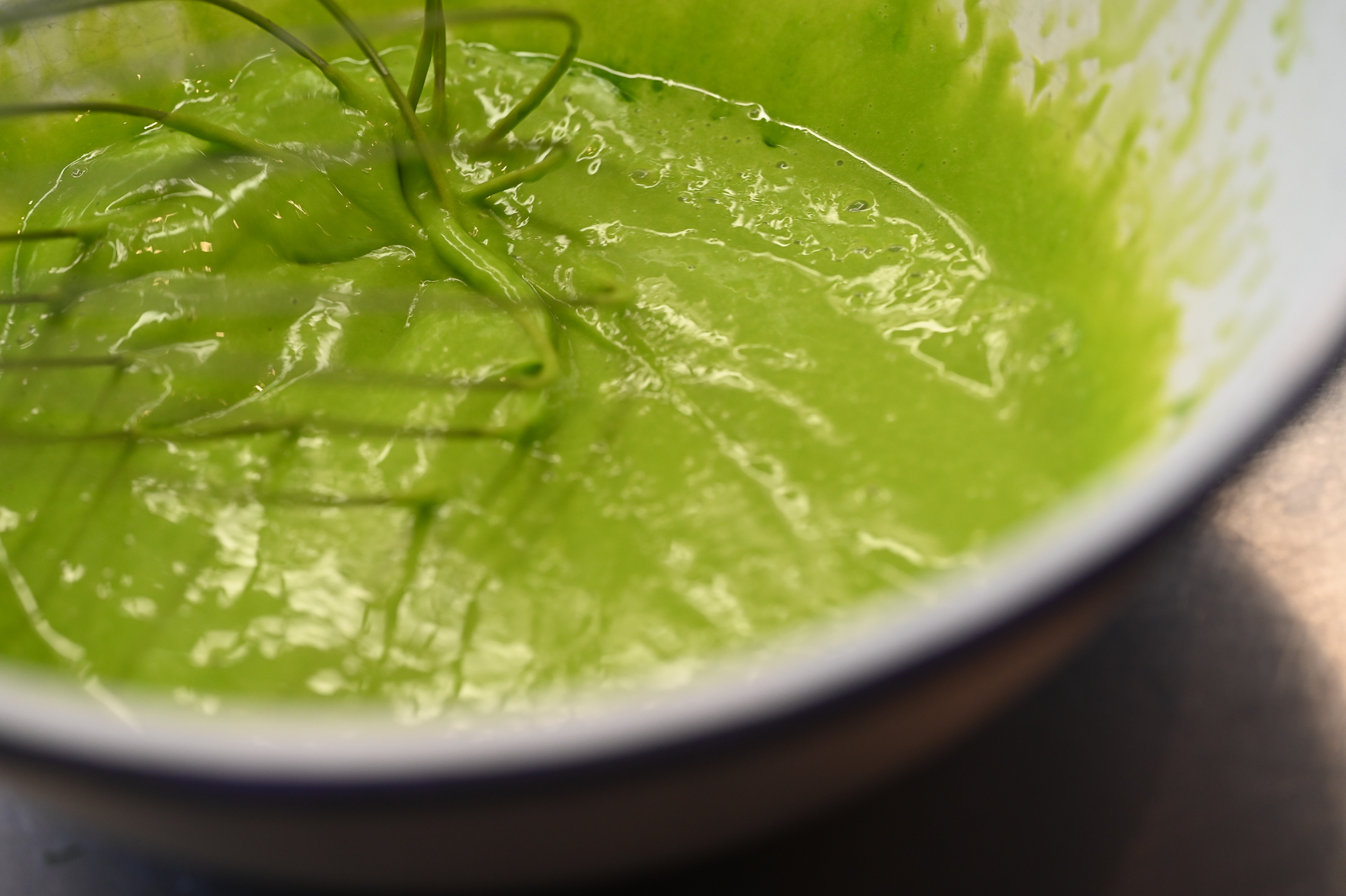 Schritt 3: Das Bärlauchöl unter ständigem Rühren in feinem Strahl dazugeben