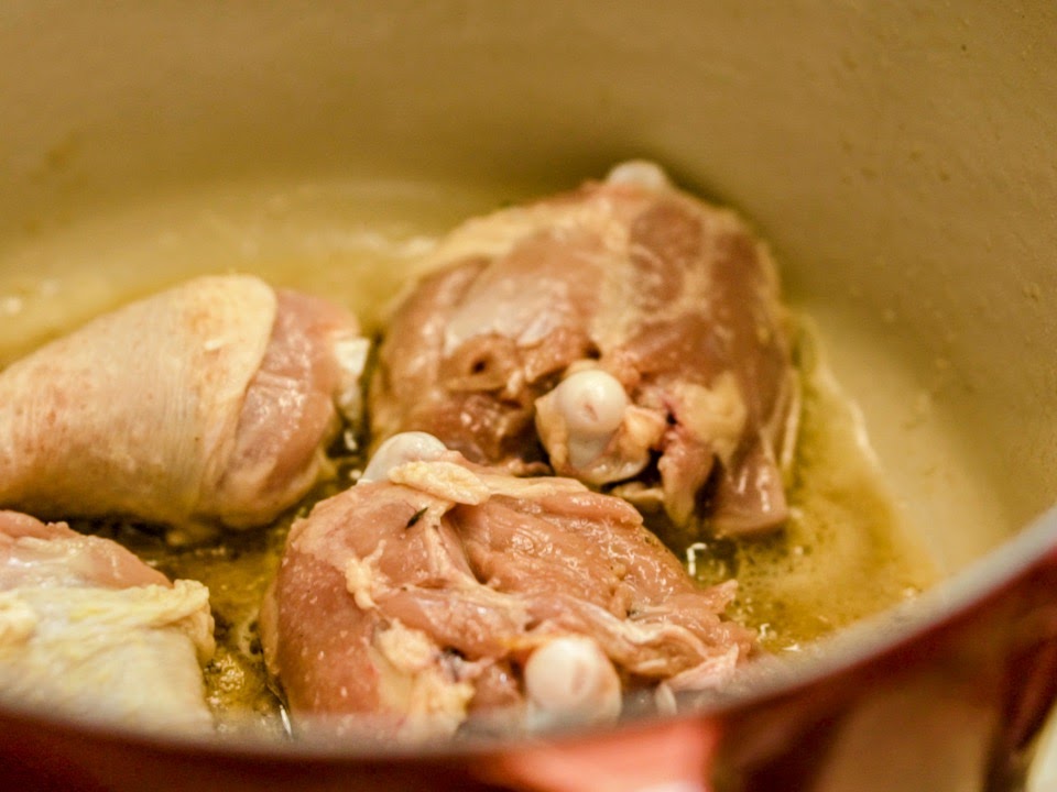 Schritt 1: Vorbereitung und Anbraten des Huhns für Poulet à l’Estragon 