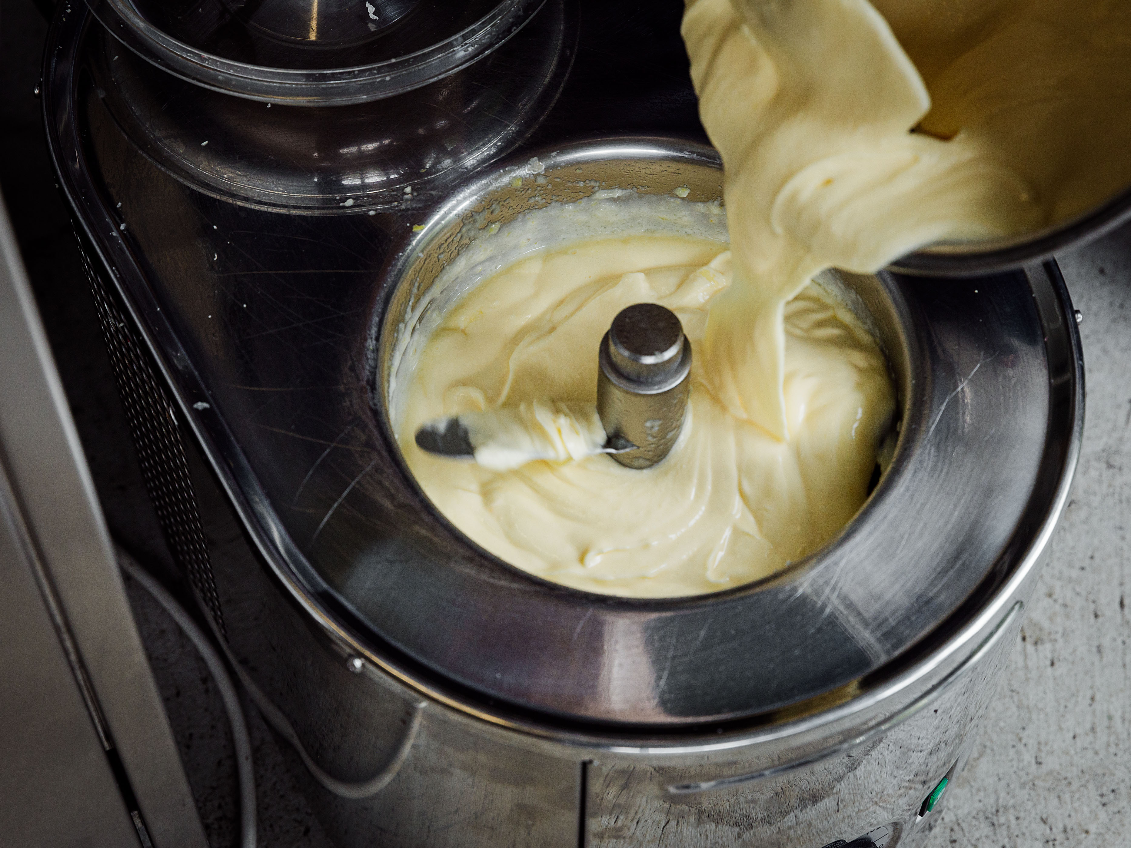 Schritt 3: Die Zitronen-Mascarpone-Creme in der Eismaschine nach Herstellerangaben gefrieren lassen