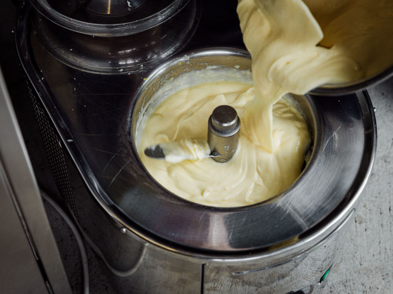 Schritt 3: Die Zitronen-Mascarpone-Creme in der Eismaschine nach Herstellerangaben gefrieren lassen