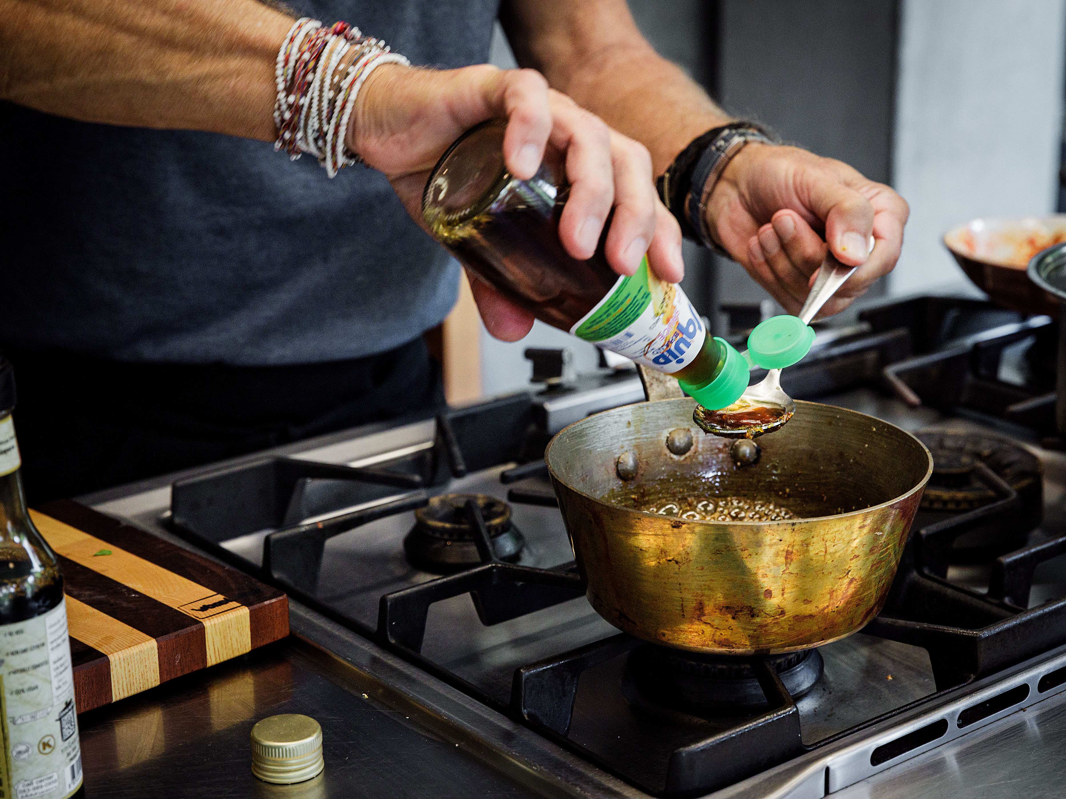 Schritt 2: Apfelessig, Fisch- und Sojasauce zugeben