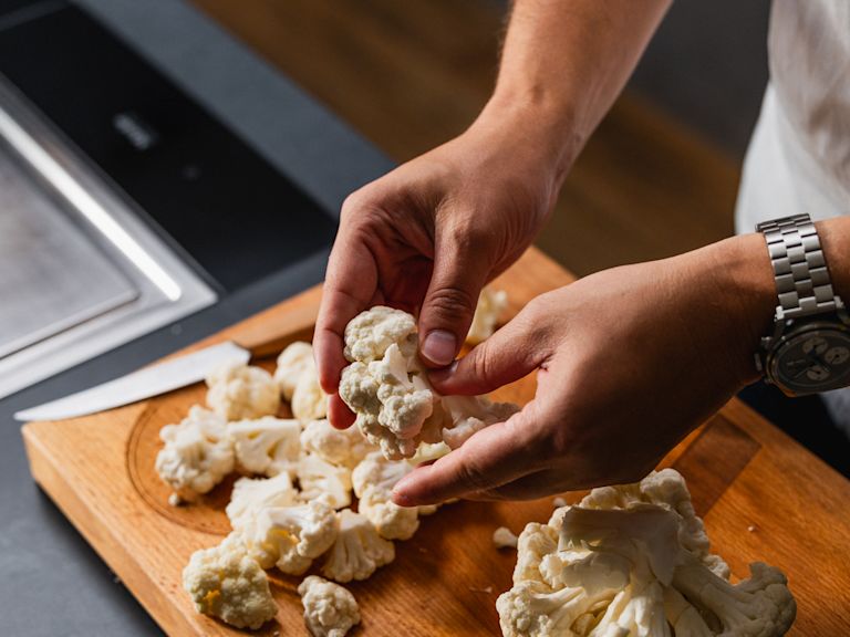 Schritt 1: Blumenkohl und Kartoffeln rüsten und garen Schritt 1: Blumenkohl und Kartoffeln rüsten und garen