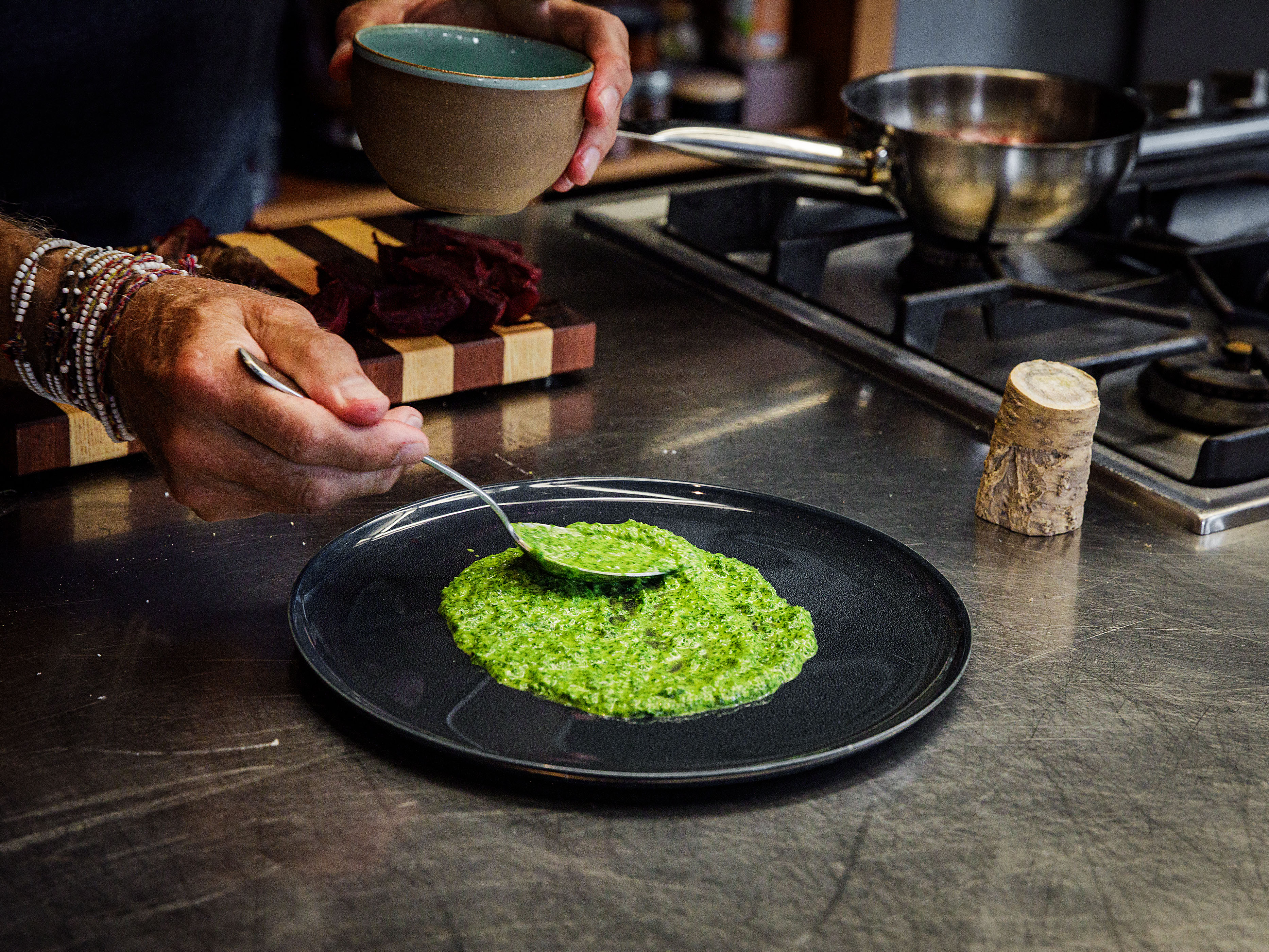 Schritt 4: Kräutercreme auf Teller verteilen