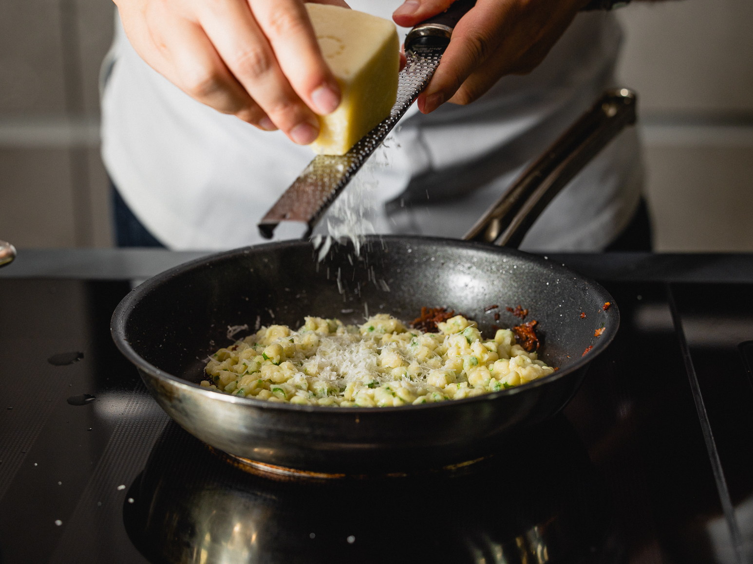 Schritt 2: Spätzil mit geriebenem Pecorino servieren