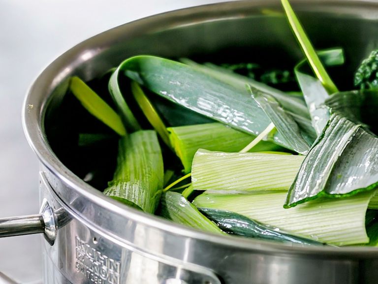 Schritt 1: Grüne Bouillon für Risotto Verdissimo zubereiten Schritt 1: Grüne Bouillon für Risotto Verdissimo zubereiten