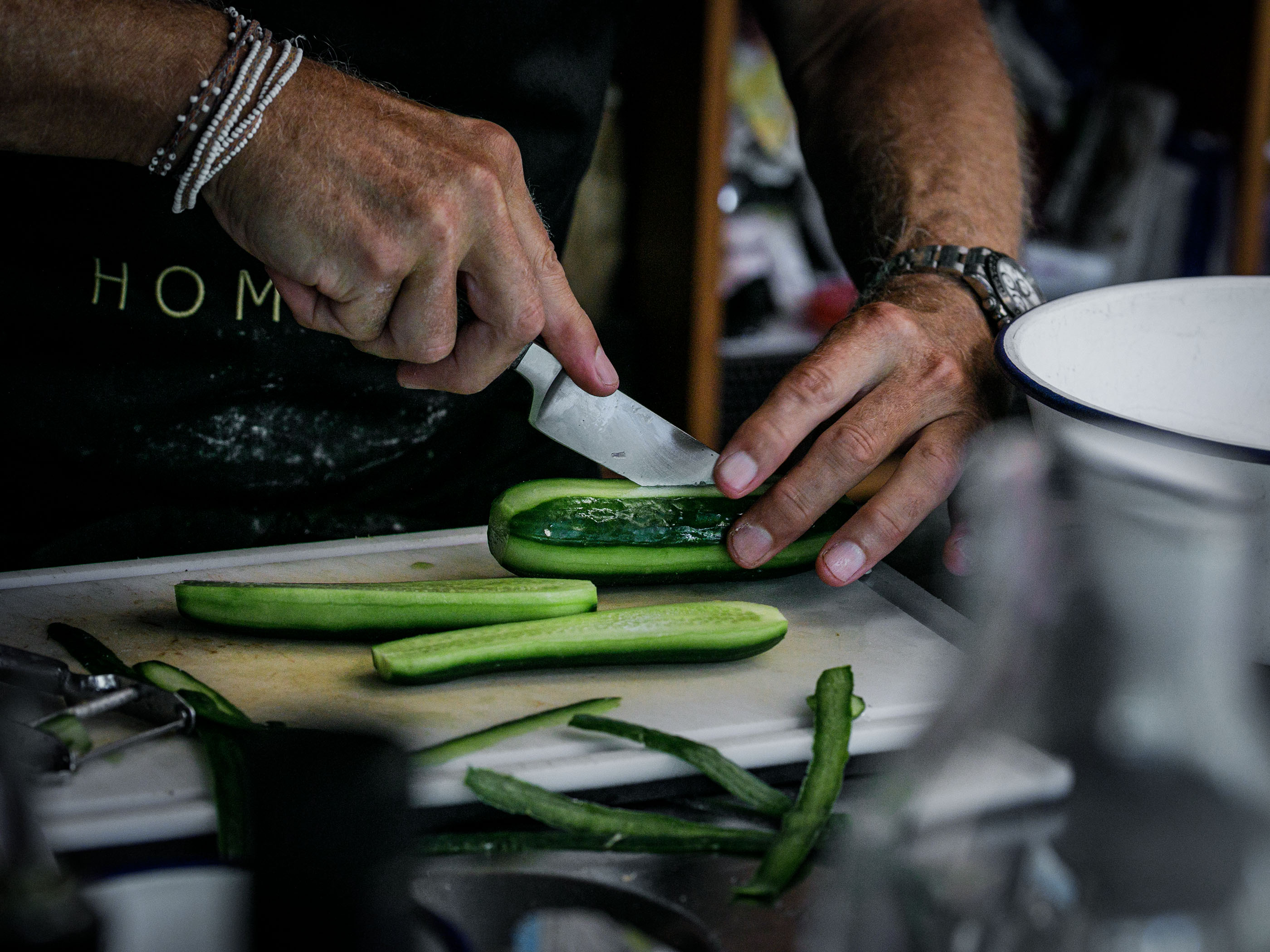 Schritt 1:  Gemüse für Persischer Gurken-Tomaten-Zwiebel Salat zerkleinern.
