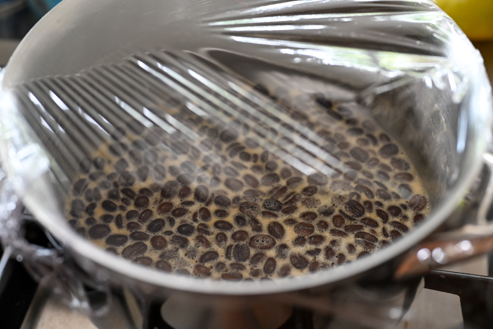 Schritt 2: Die Kaffeebohnen mit dem Rahm aufkochen, vom Herd nehmen und zugedeckt eine Stunde ruhen lassen