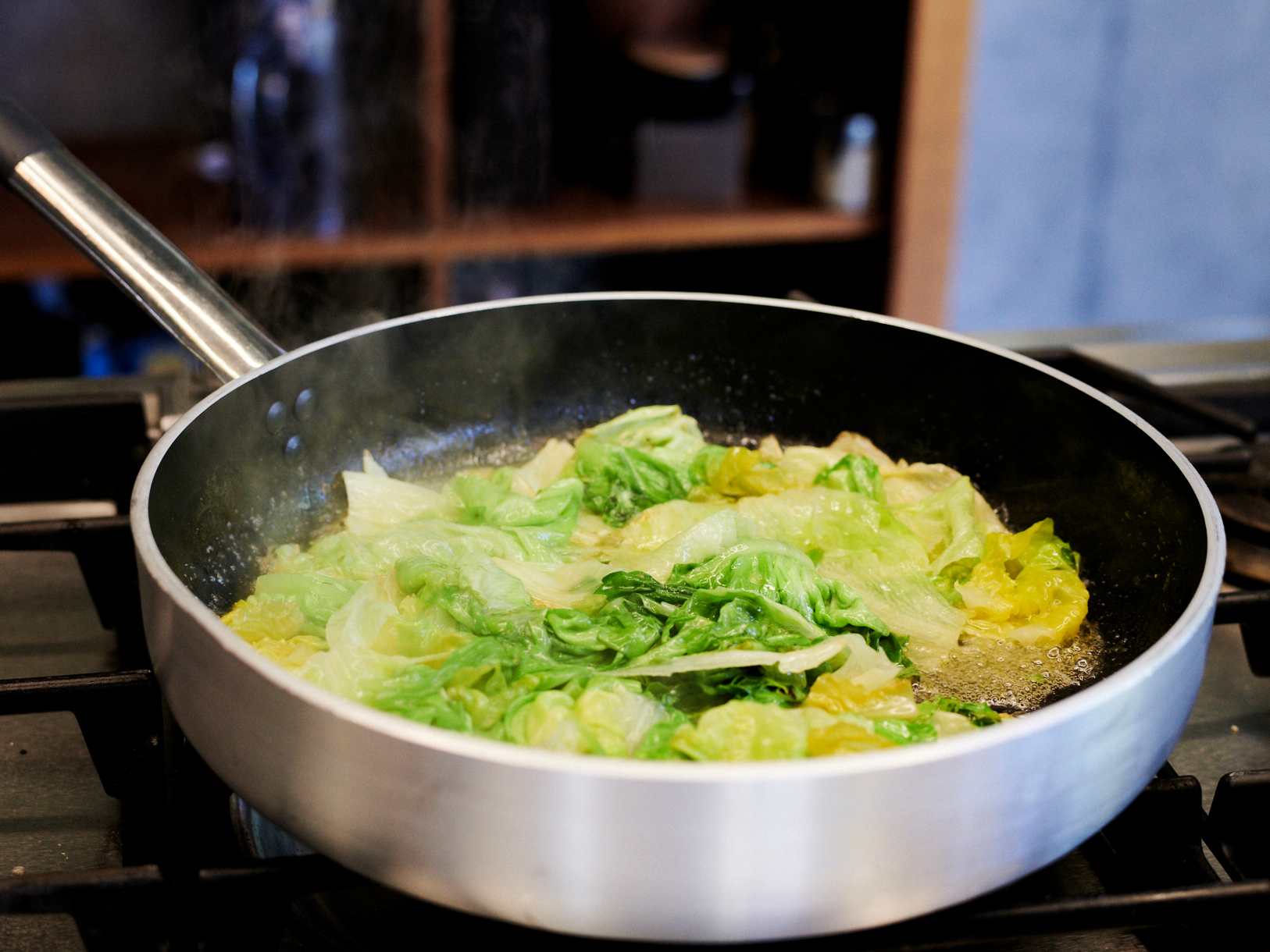 Babylattich mit Erbsen-Pistazien-Creme und Asia Vinaigrette