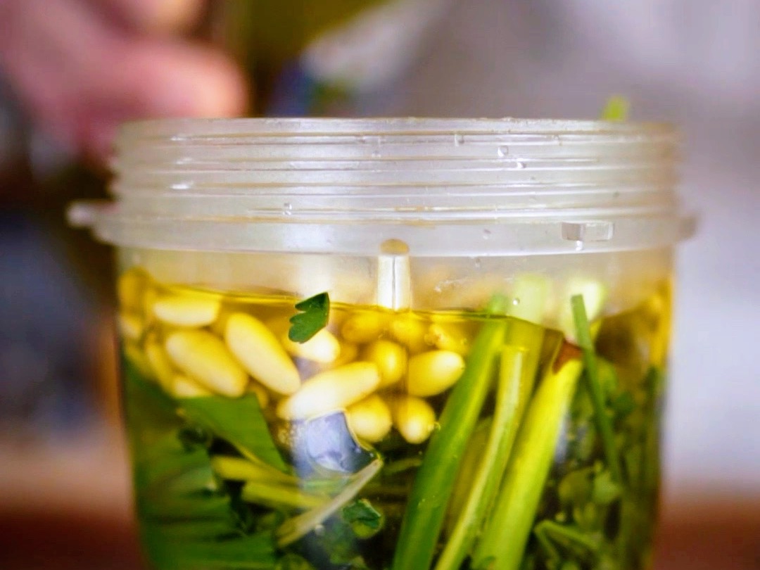 Schritt 1: Kräuter für  Bärlauch Salsa mit anderen Zutaten vermischen