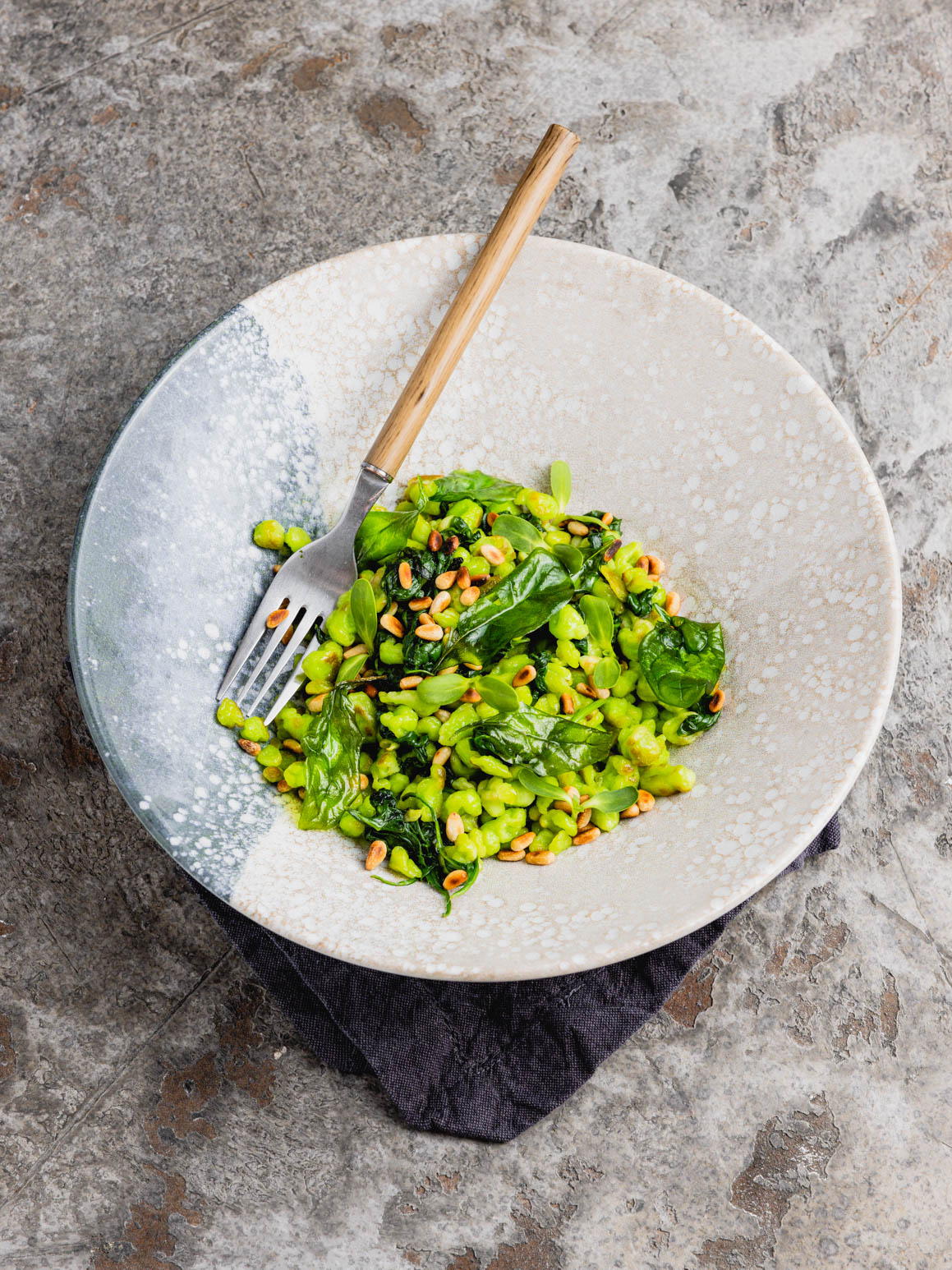 Spinat-Spätzli mit frittiertem Spinat, Pinienkernen und Parmesan  Rezept 