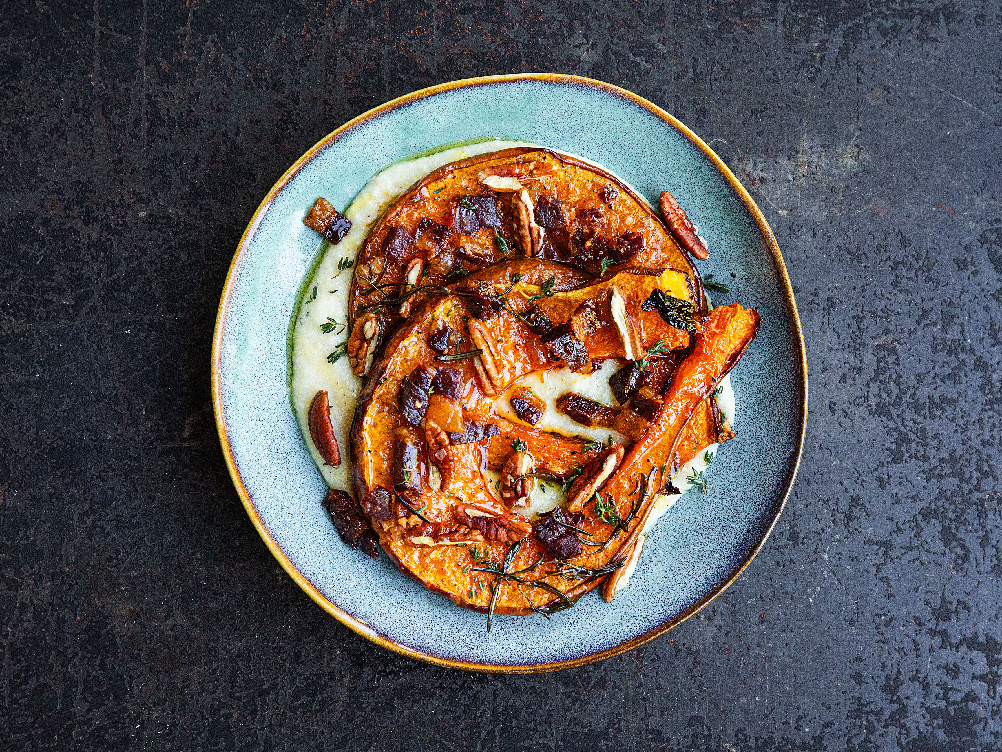 Schritt 3: Polenta mit Röstkürbis, Speck und Mandeln anrichten