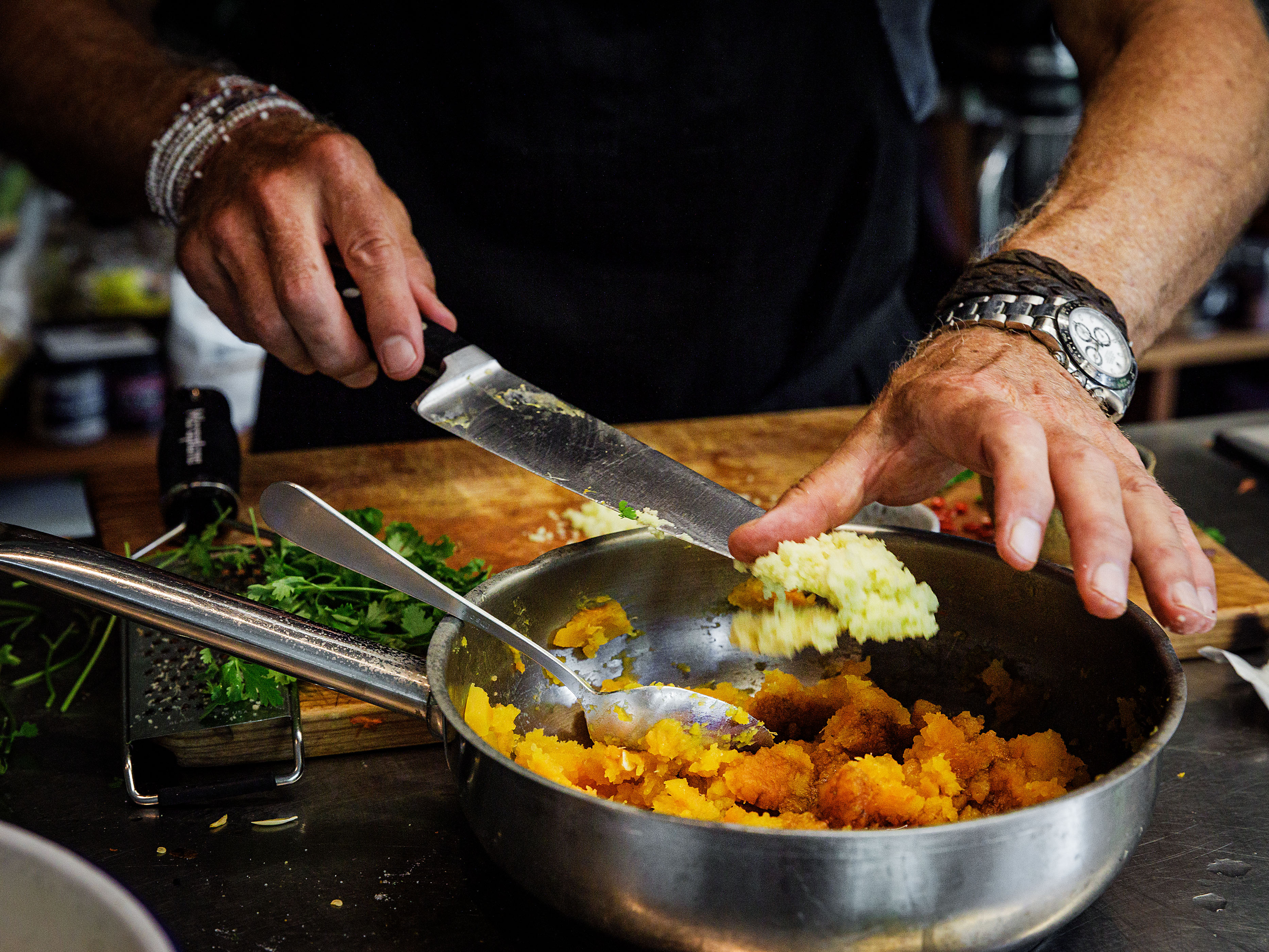 Schritt 2:  Kürbis für Kürbis mit Ingwer, ofengeschmorten Tomaten und Burrata würzen