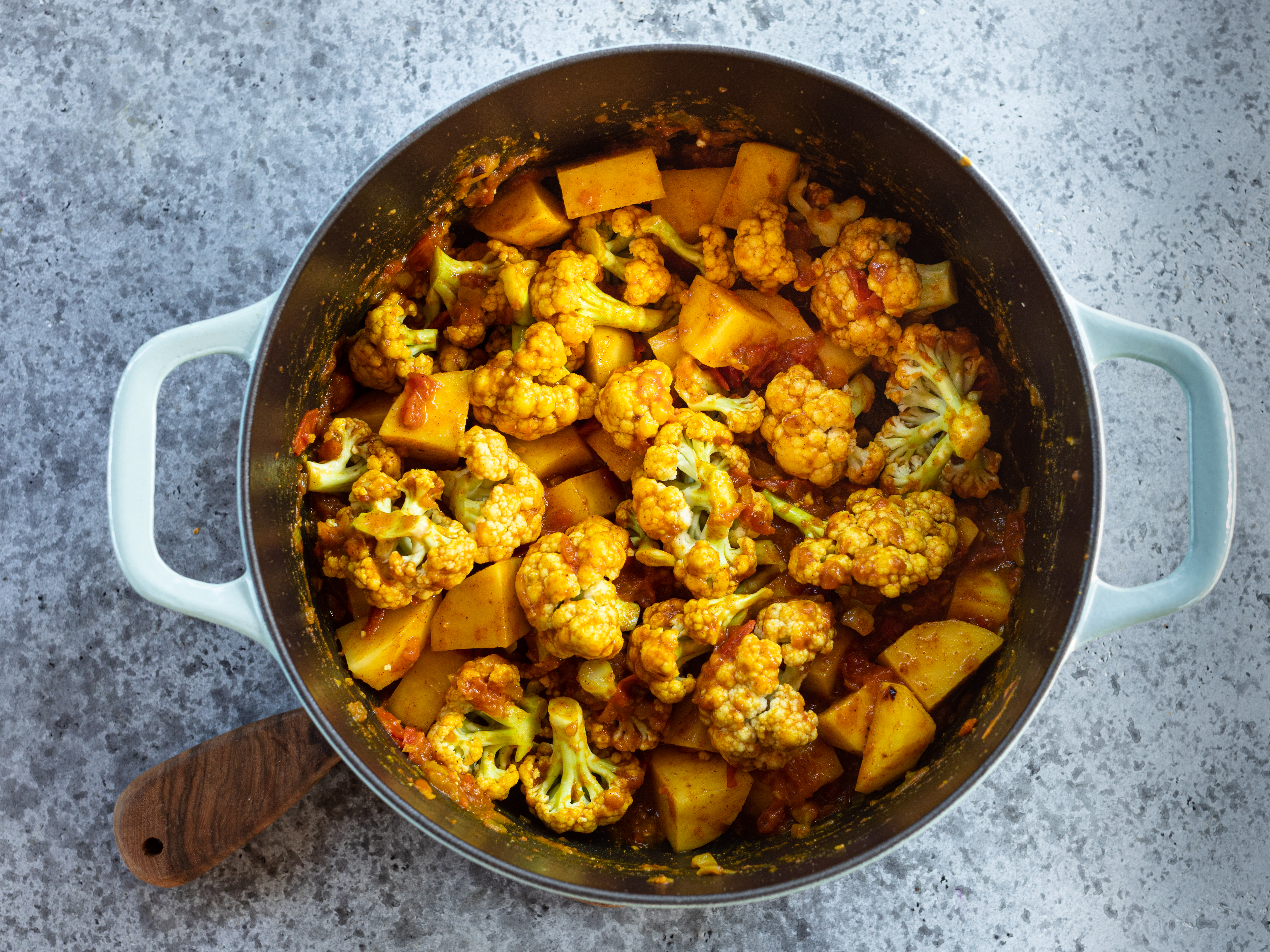 Schritt 2:  Kartoffeln und Blumenkohl für Aloo Gobi beifügen 