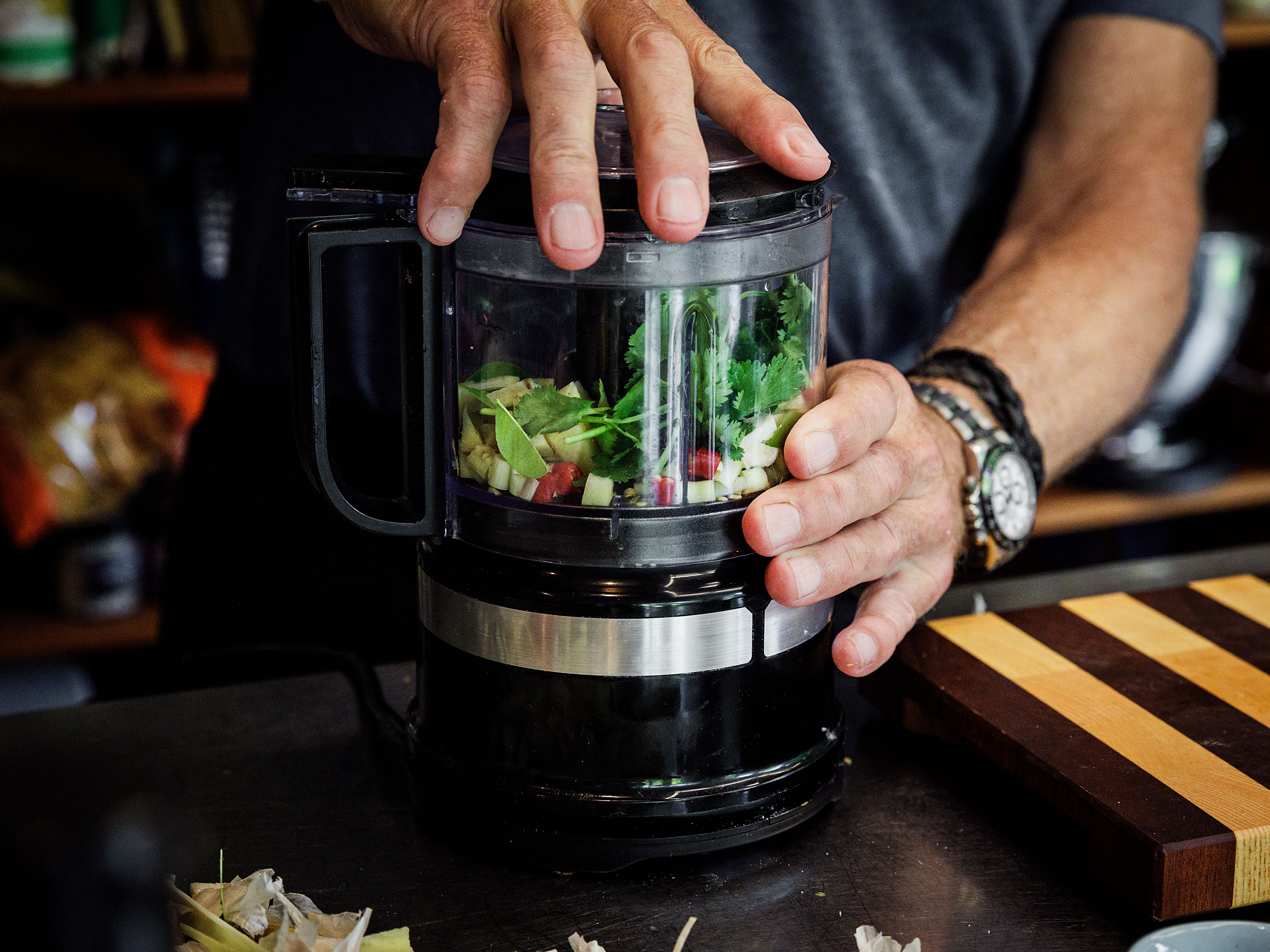Schritt 1: Ingwer, Galgant, Zitronengras und Koriander zusammen mit Knoblauch, Chili und Kaffirlimettenblättern im Cutter zu einer feinen Paste zerkleinern.