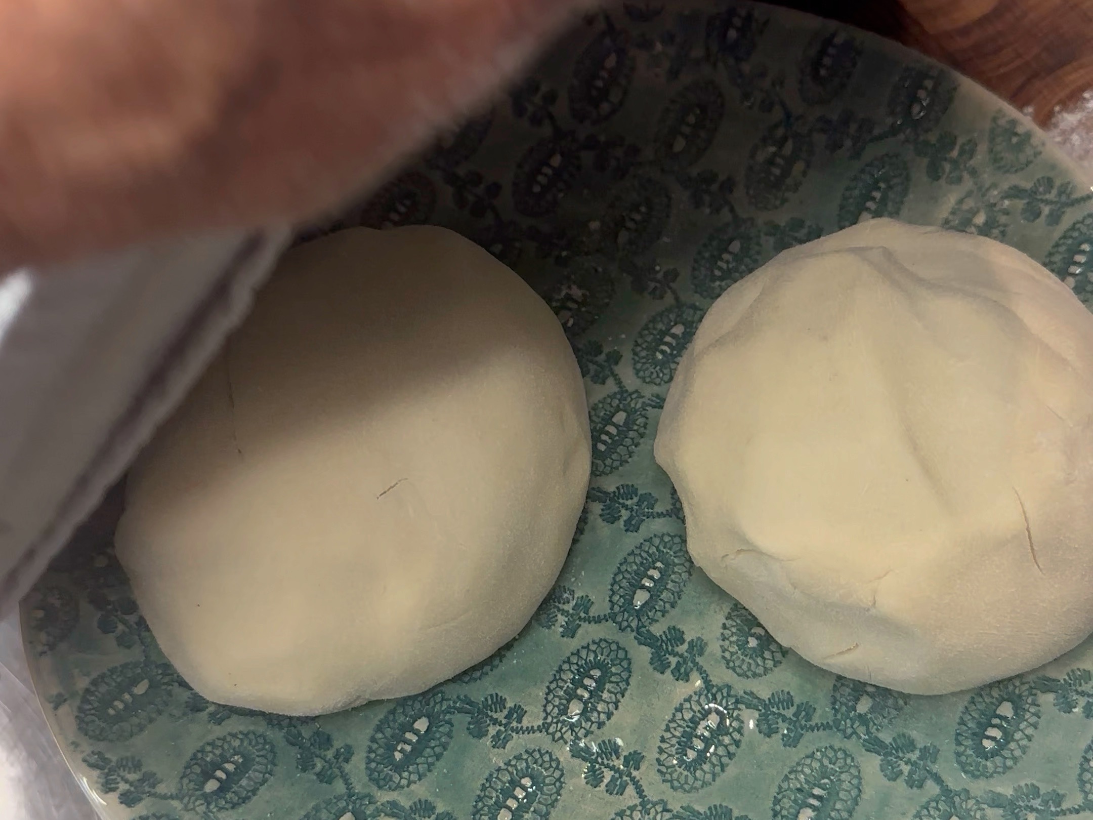 Schritt 1: Den Teig in Viertel schneiden, zu Bällen formen und weitere 10 Minuten ruhen lassen