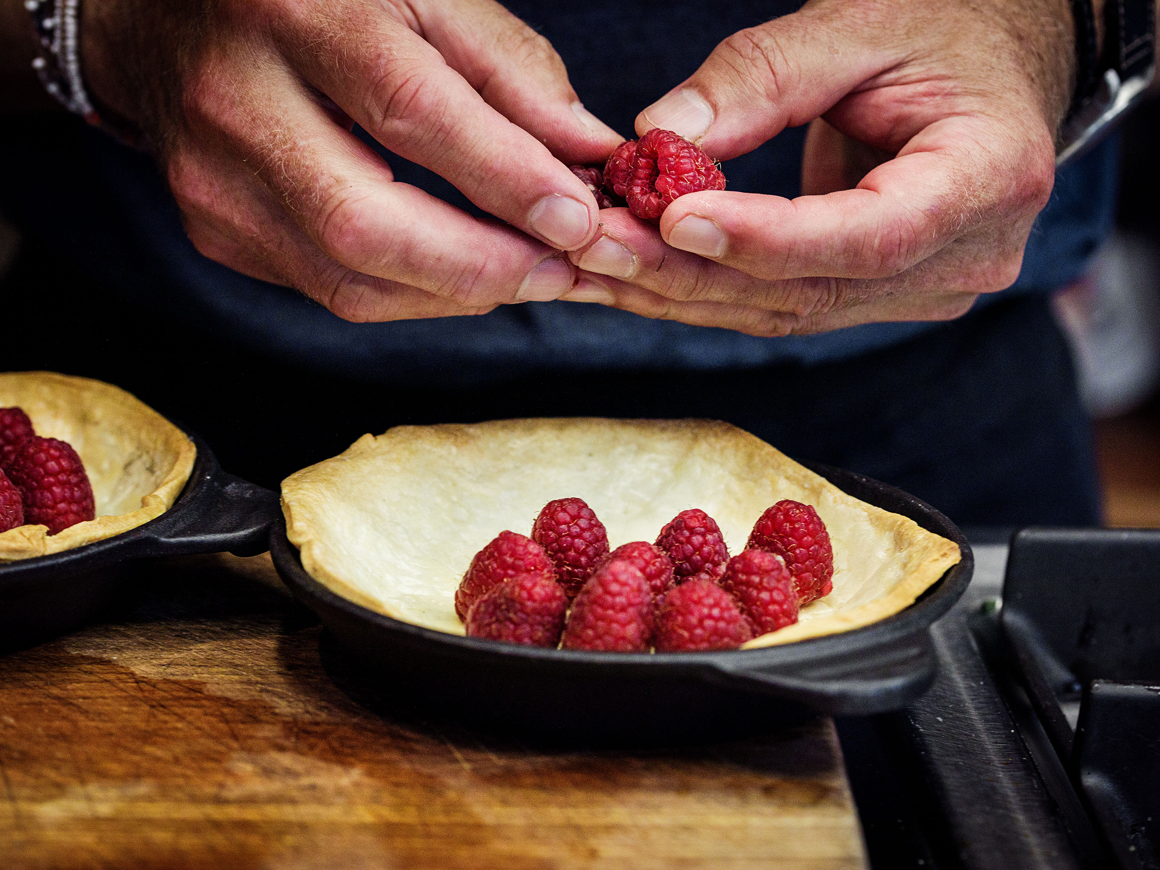 Schritt 3: Teig für Vanille-Himbeer Crème brûlée Tartelettes blind backen.