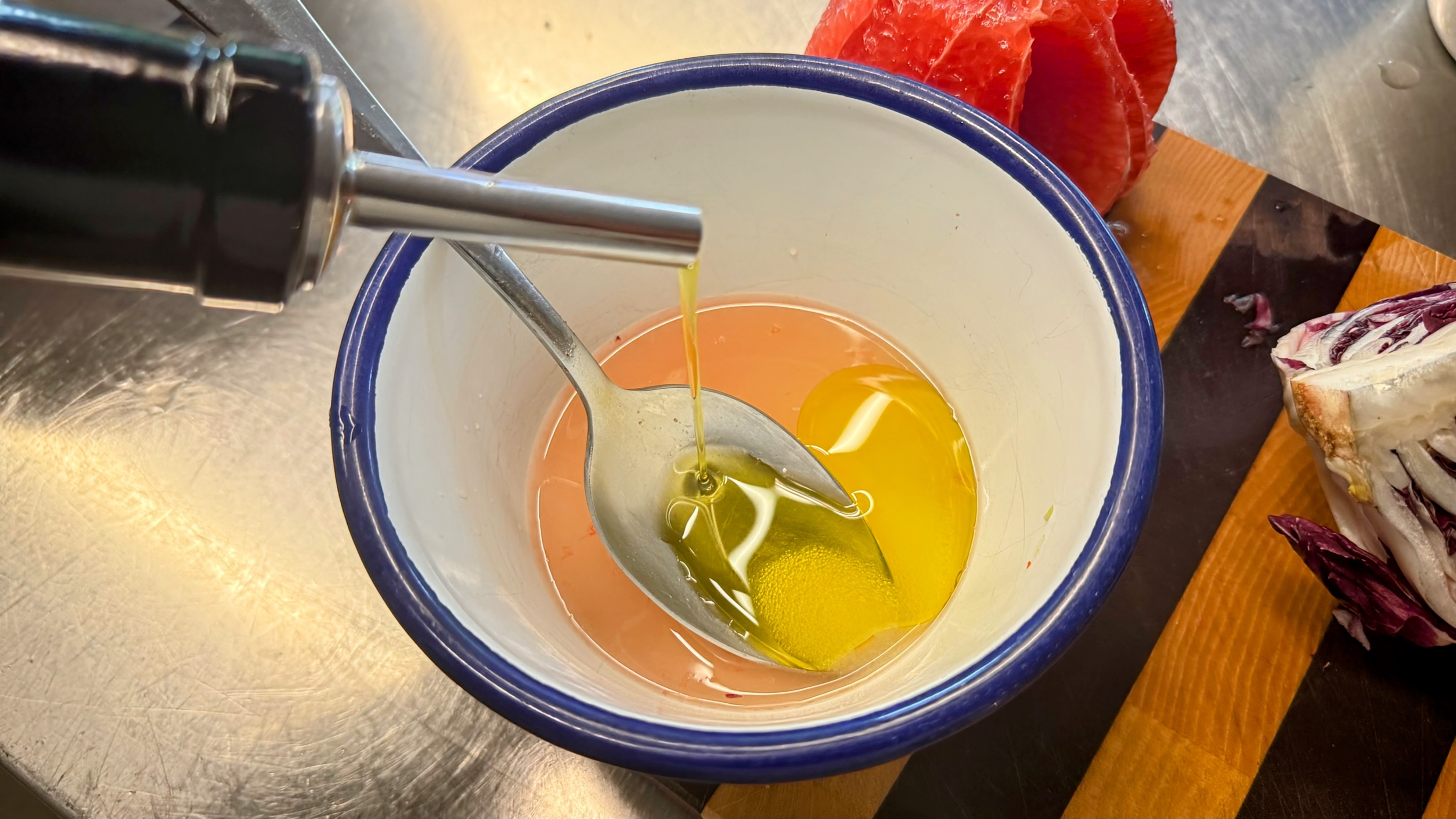 Schritt 2: Radiccio Salat mit Grapefruits und Schokolade anrichten