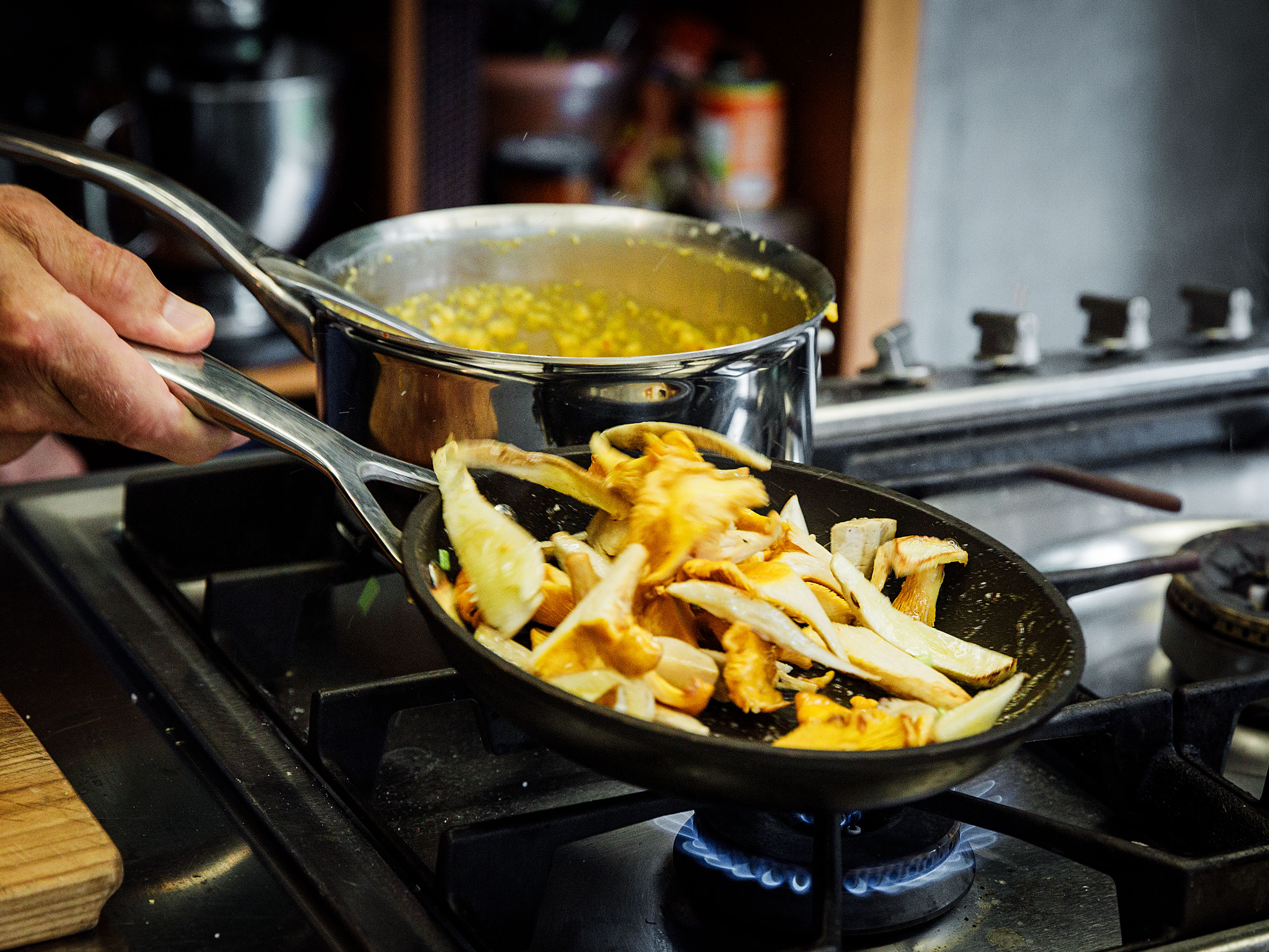 Schritt 3: Goldene Polenta mit Steinpilzen und Trüffeln zubereiten