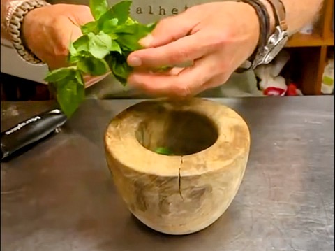 Schritt 1: Zubereitung des Pestos und der Tomaten fü Caprese-Burrata Focaccia-Sandwich 