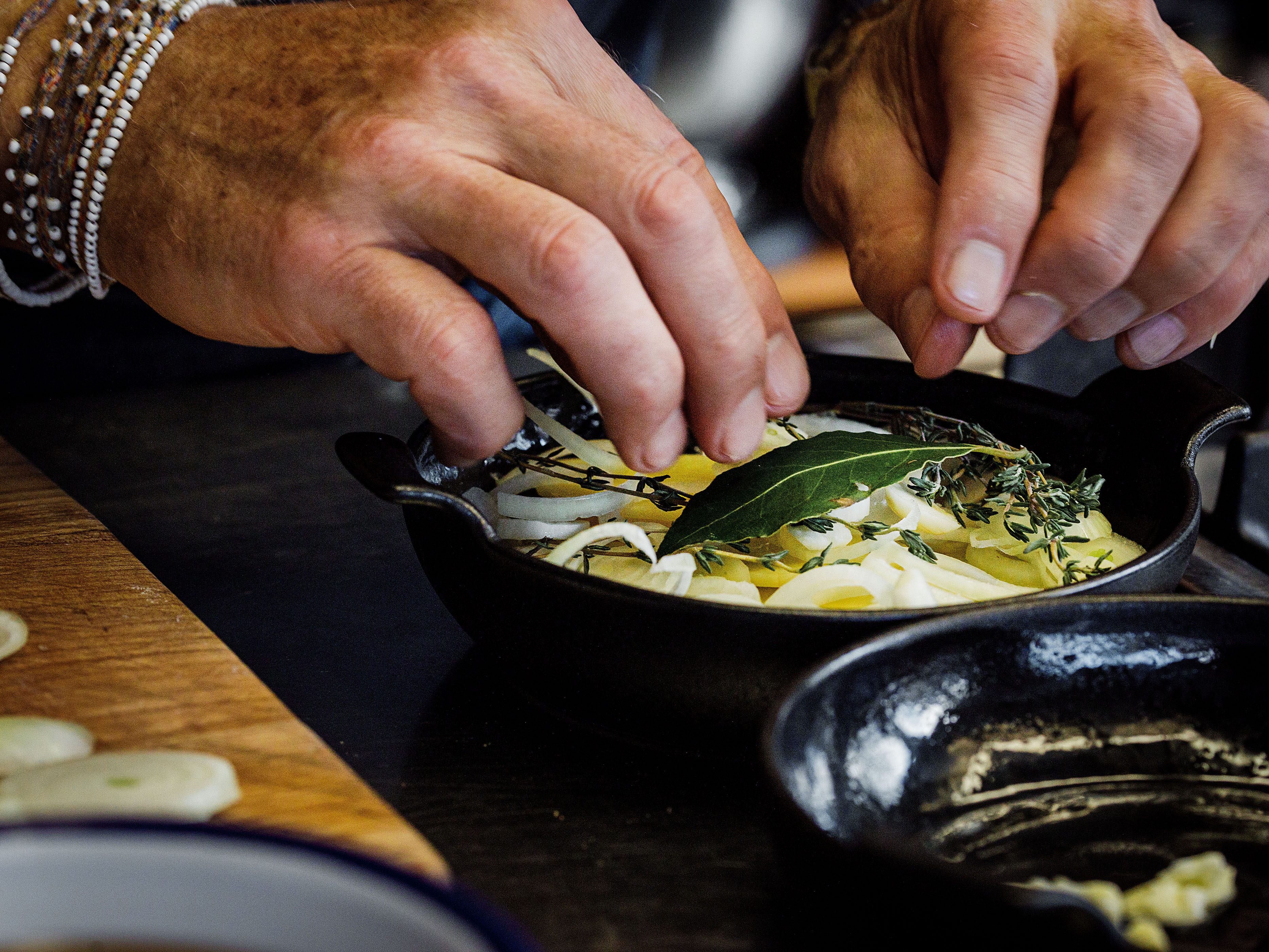 Schritt 1:  Kartoffeln für Kartoffelgratin Boulanger vorbereiten 