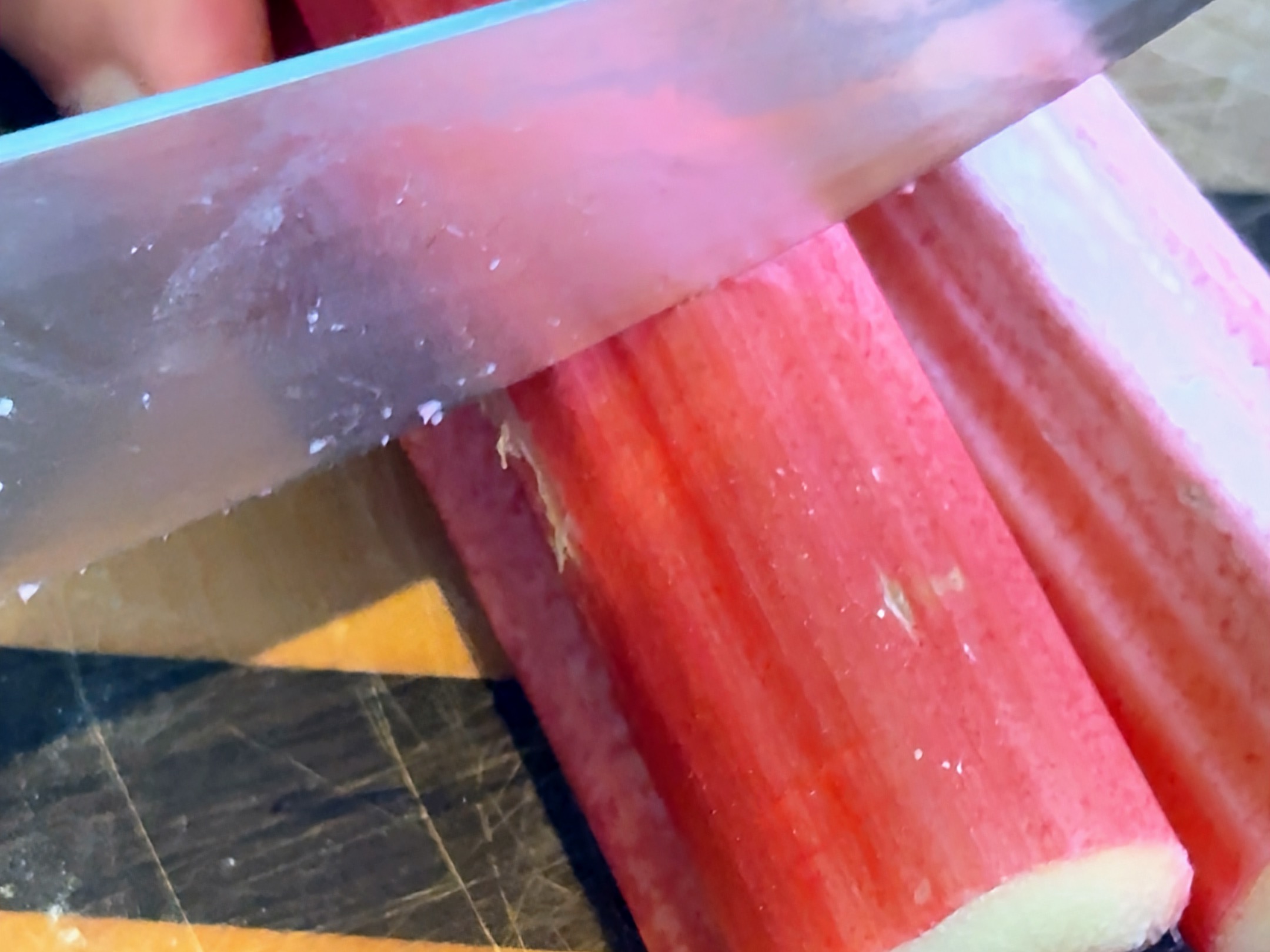 Schritt 2: Rhabarber für Gerösteter Rhabarber mit Joghurt Crème (Labneh) rösten 