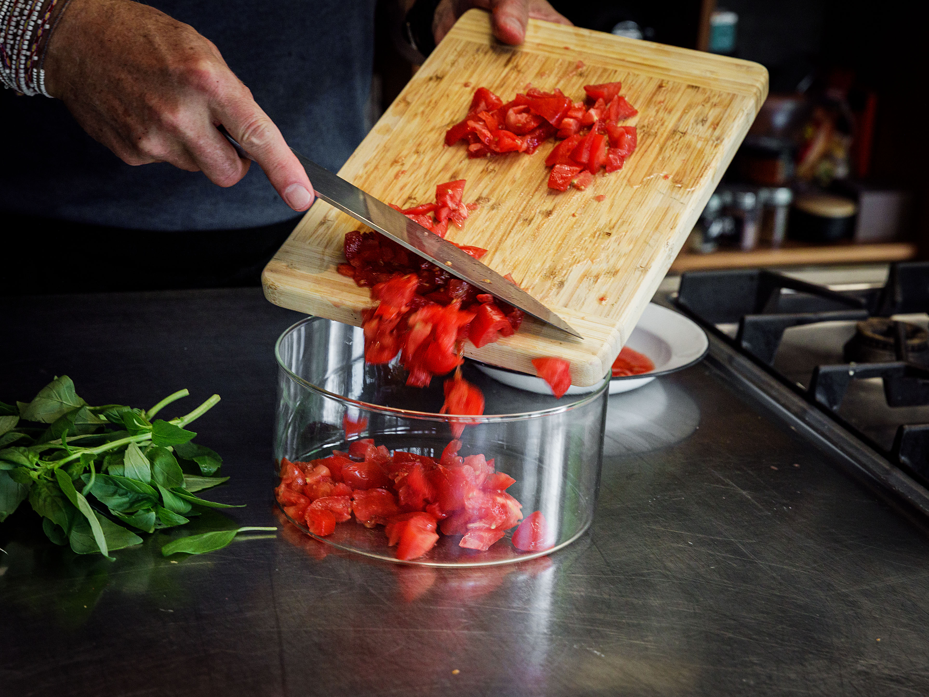 Schritt 1: Sugo für Penne alla caprese zubereiten 