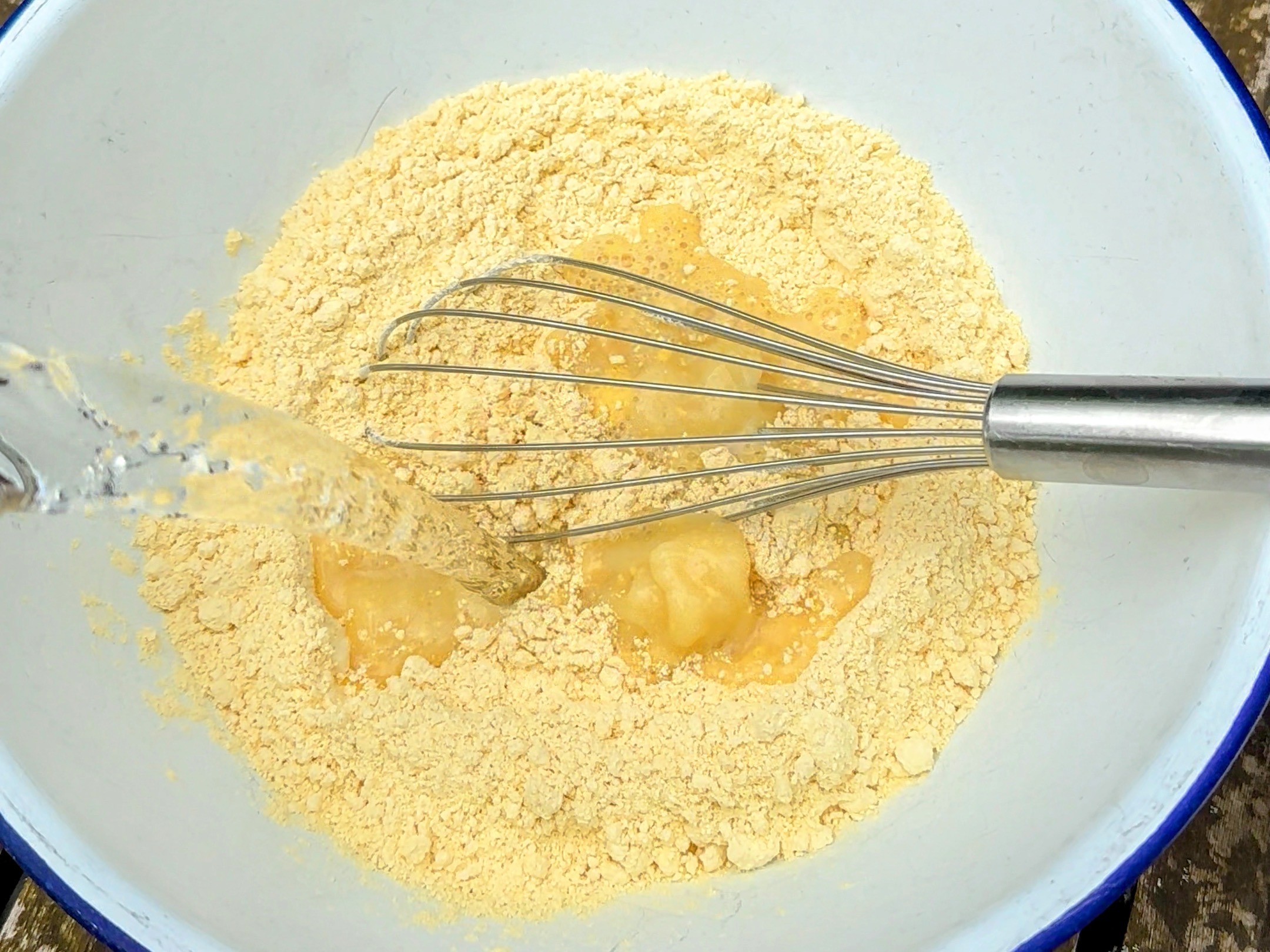 Schritt 1: Das Kichererbsenmehl mit dem Wasser gründlich verrühren