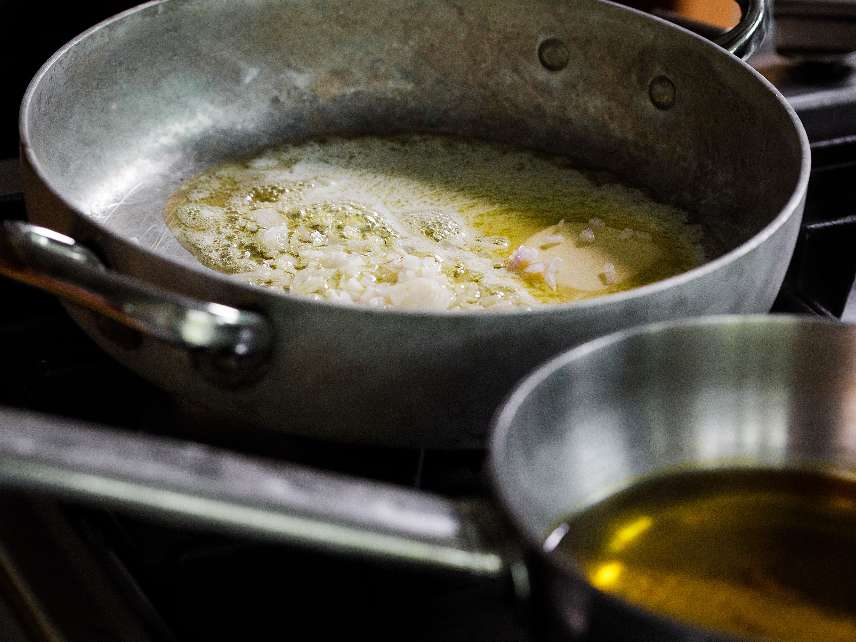 Schritt 2: Schalotten in 50 g Butter glasig dünsten