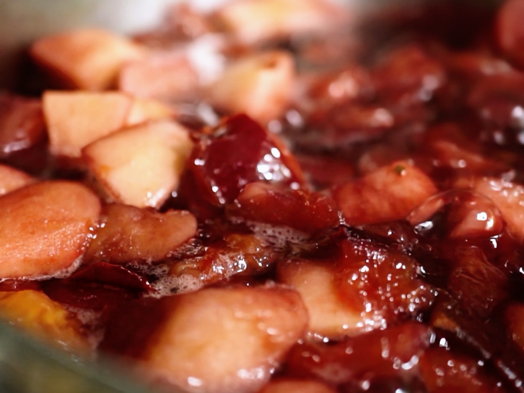 Schritt 1: Obst für Apfel Pflaumen Crumble vorbereiten und Kochen 