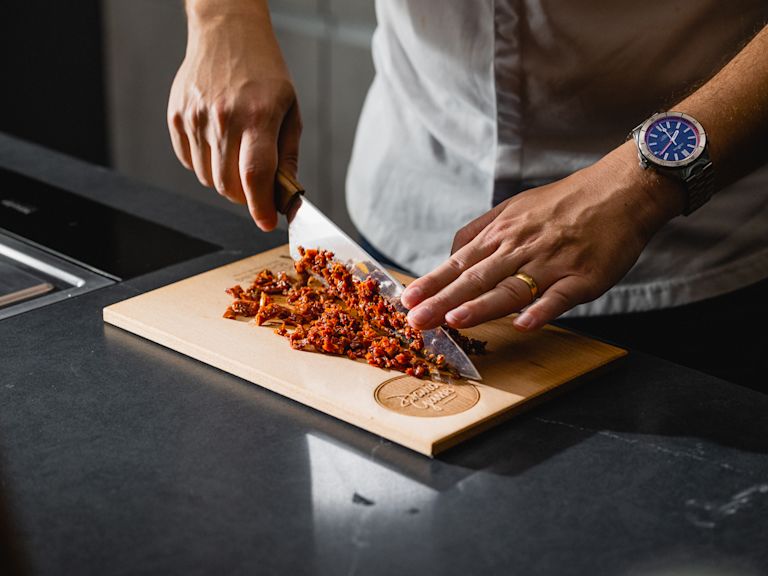Schritt 1: Zutaten für Tomaten-Pesto mit getrockneten Tomaten, Knoblauch und Basilikum vorbereiten  Schritt 1: Zutaten für Tomaten-Pesto mit getrockneten Tomaten, Knoblauch und Basilikum vorbereiten
