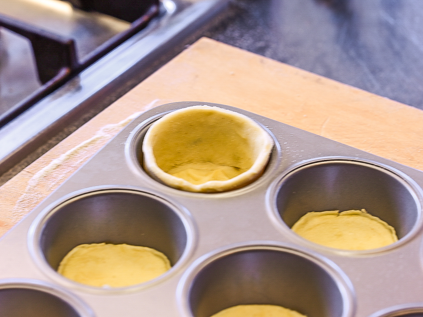 Schritt 1: Teig für Pastel de Nata ausrollen und Formen auskleiden