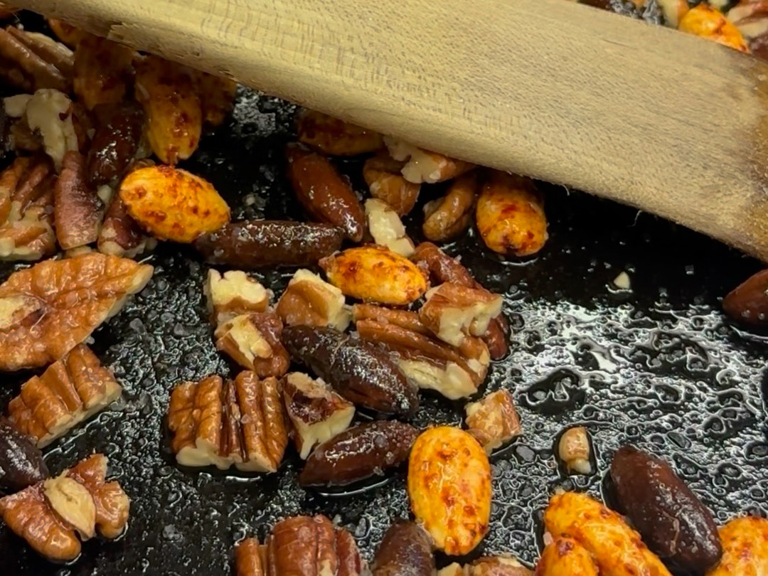 Schritt 2: Die Nüsse in einer heissen Pfanne zusammen mit Olivenöl rösten