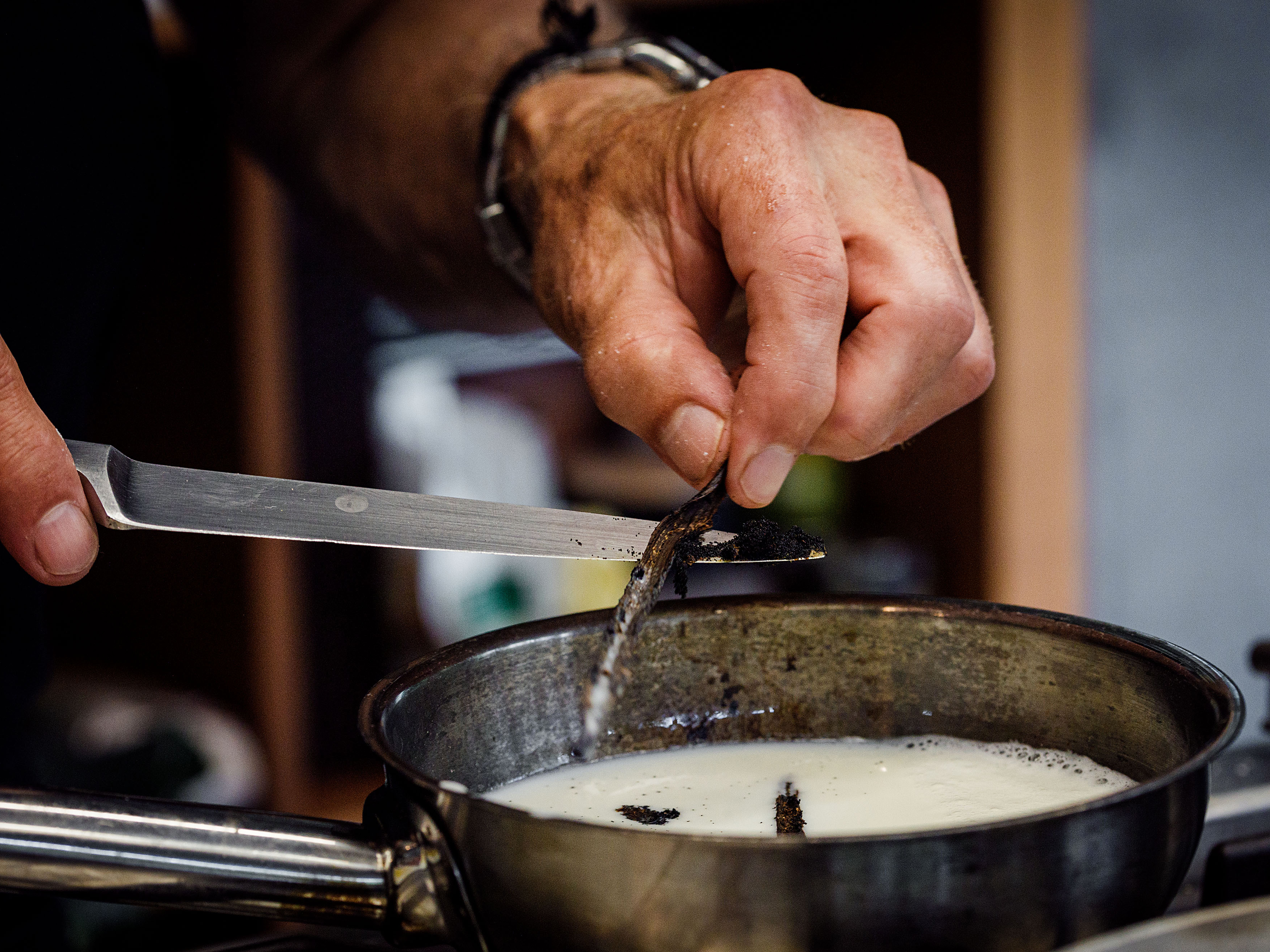 Schritt 2:  Milch mit Vanillesamen und -stängel aufkochen