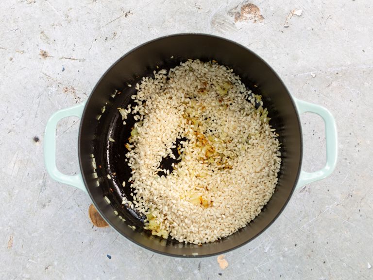 Schritt 2:  Reis für Fenchel-Pilz Risotto zubereiten 