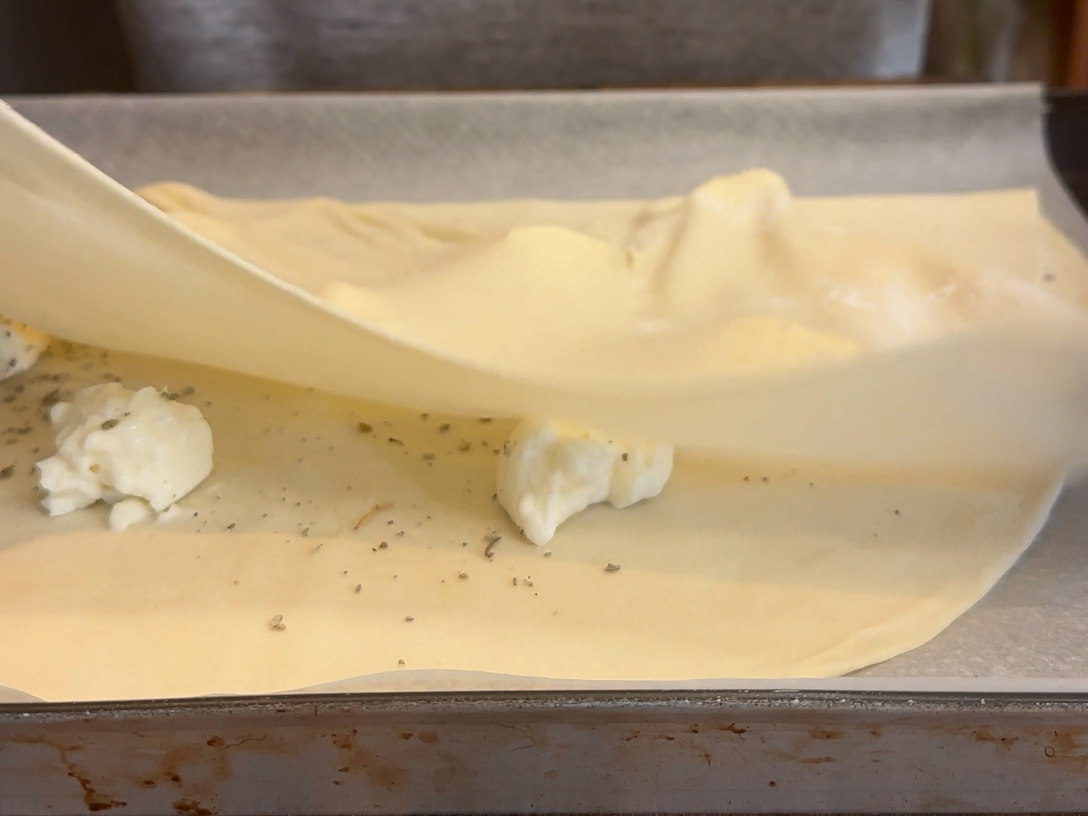 Schritt 2:  Den zweiten Teig ausziehen und darüber legen