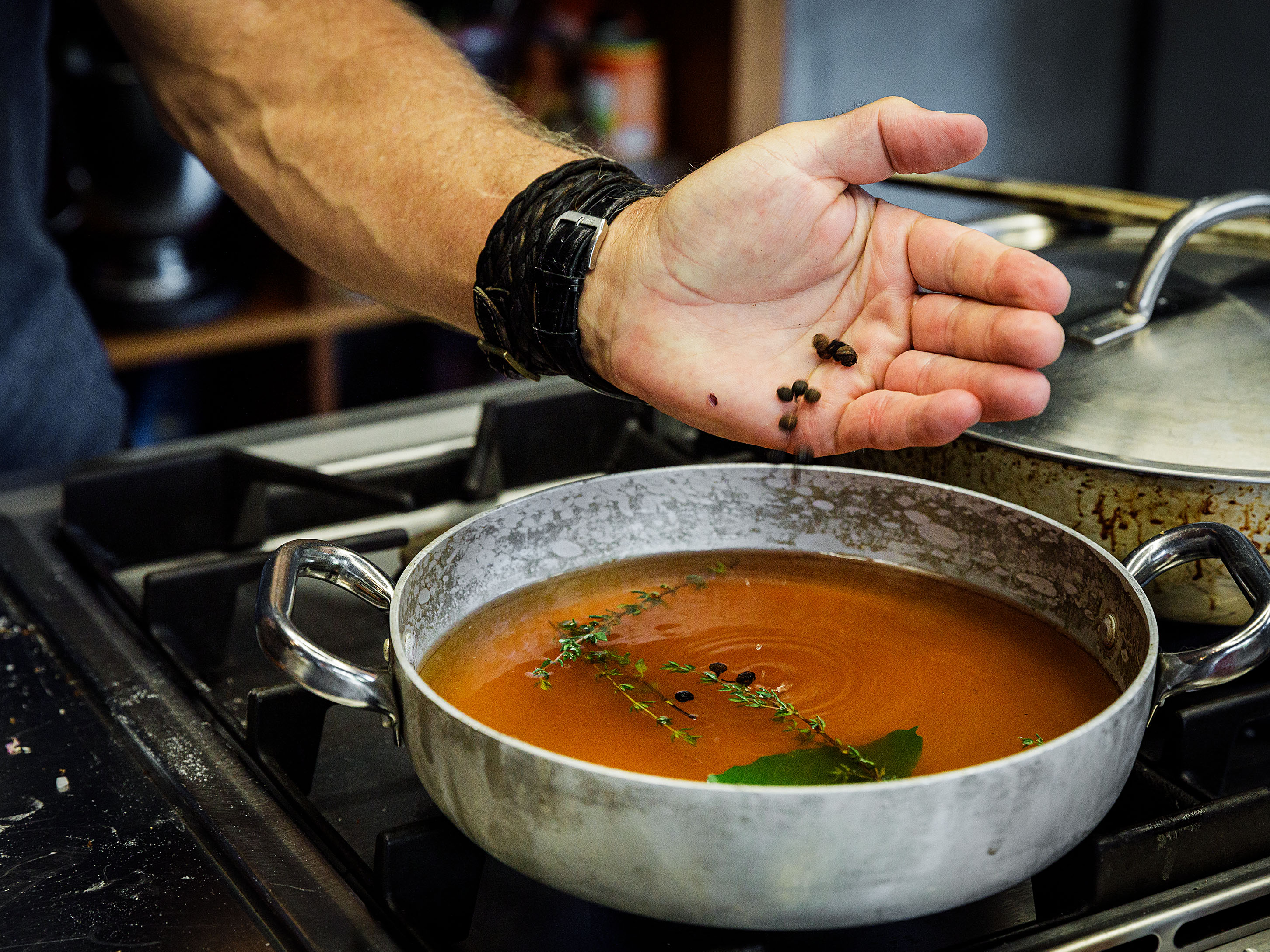 Schritt 2:  Bouillon  für Französische Zwiebelsuppe aufkochen und aromatisieren