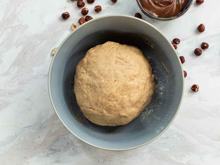 Schritt 1: Teig für Schoko-Haselnuss Zopf zubereiten Schritt 1: Teig für Schoko-Haselnuss Zopf zubereiten