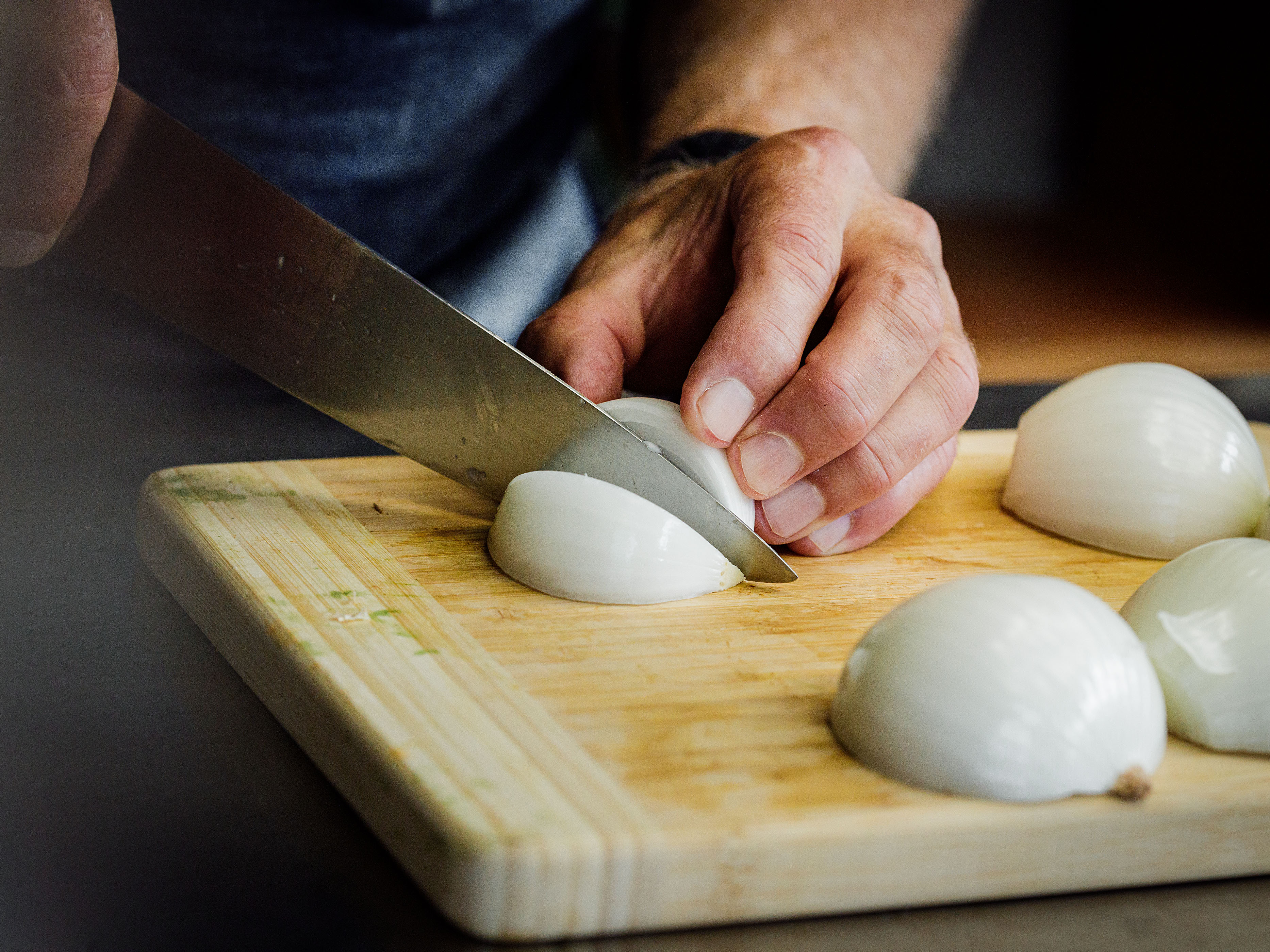 Schritt 2: Zwiebel für für die Tarte tatin à l'oignon schneiden