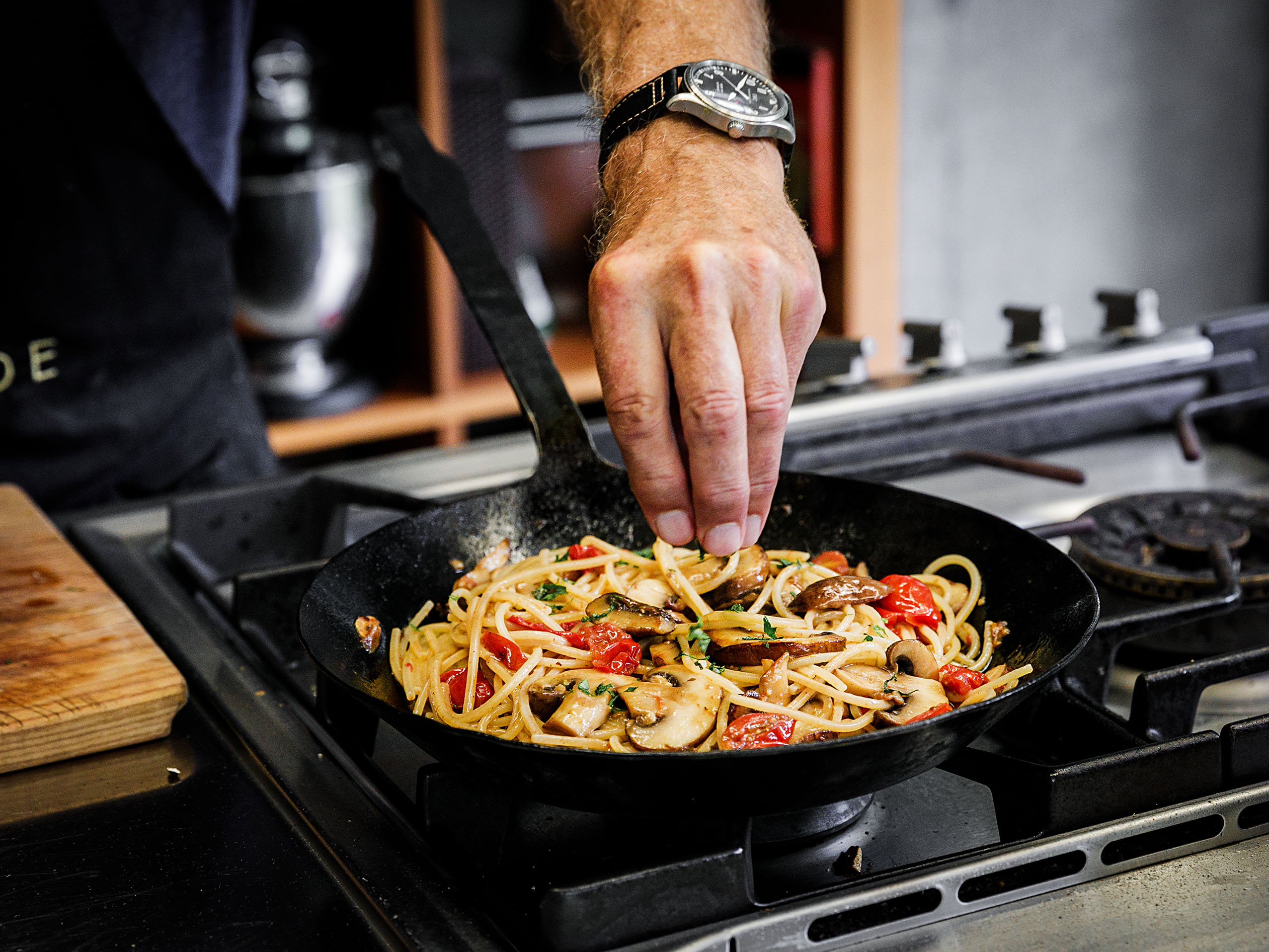 Schritt 3: Spaghetti mit etwas Kochwasser zu den Champignons geben und vermischen und dann mit gehackter Petersilie bestreuen