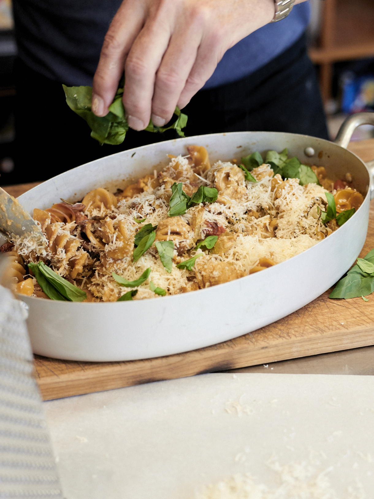 Feta One Pot Pasta mit Basilikum anrichten.