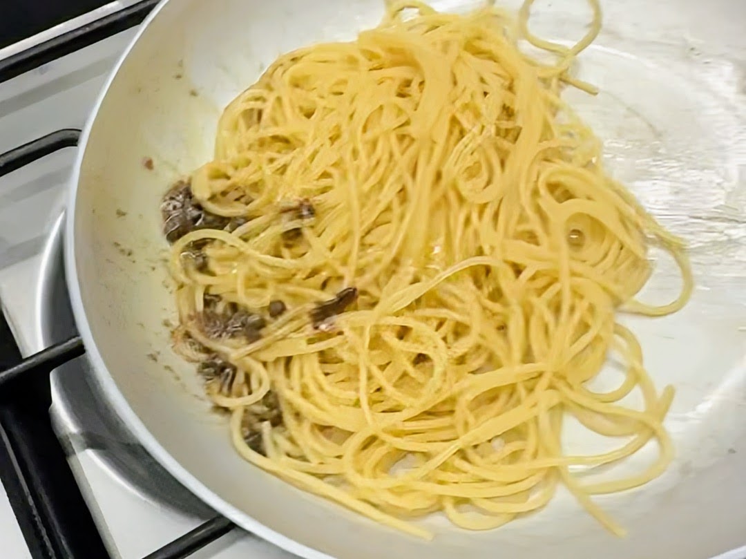Schritt 2: Spaghetti mit Sardellen-Kapern-Sugo vermengen