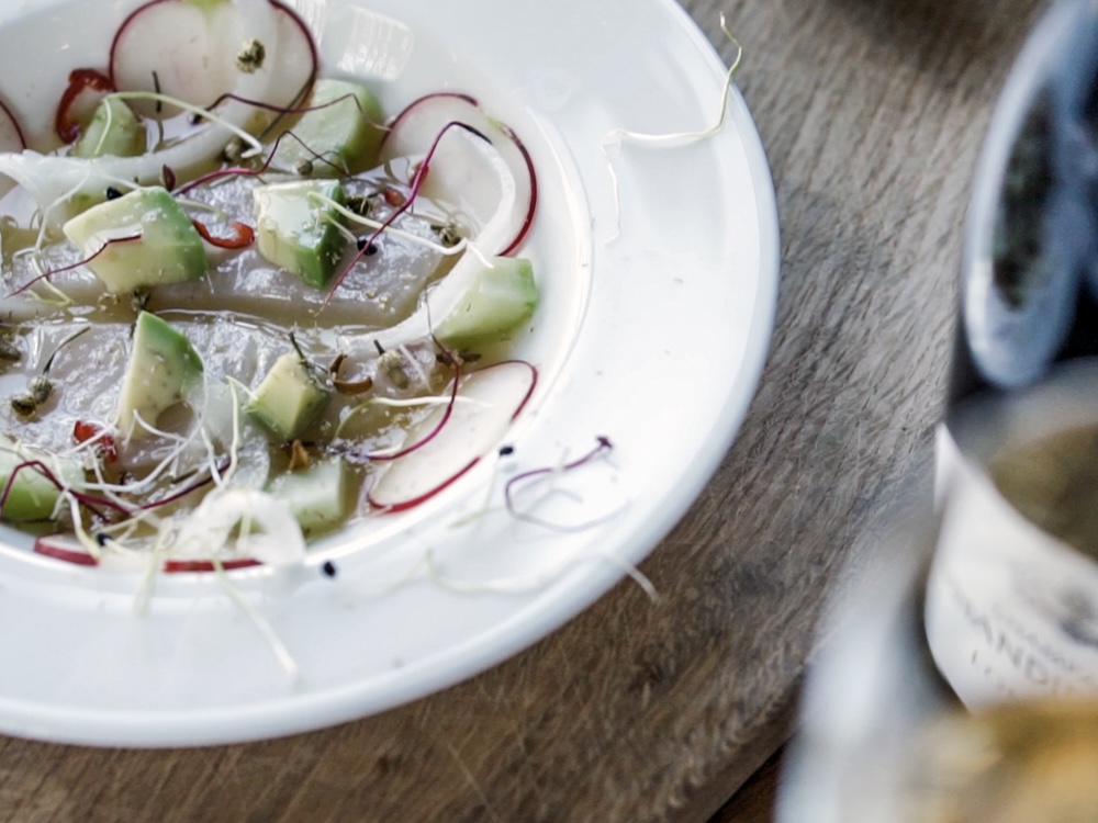 Schritt 3: Ceviche de Hamachi con Mezcal anrichten